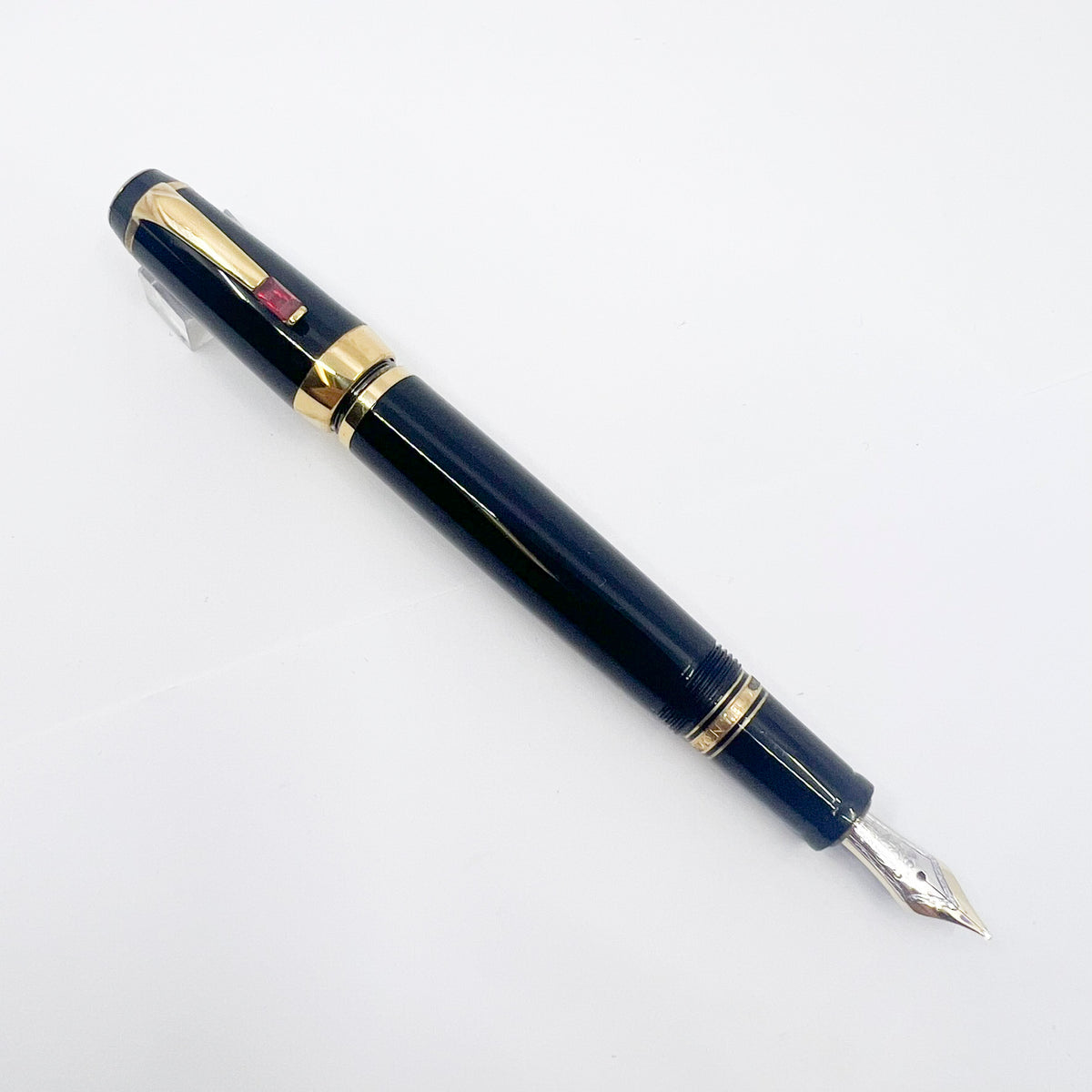 Montblanc Boheme Retractable Black Resin Fountain Pen - Red Stone in Clip - Medium 14kt Gold Nib