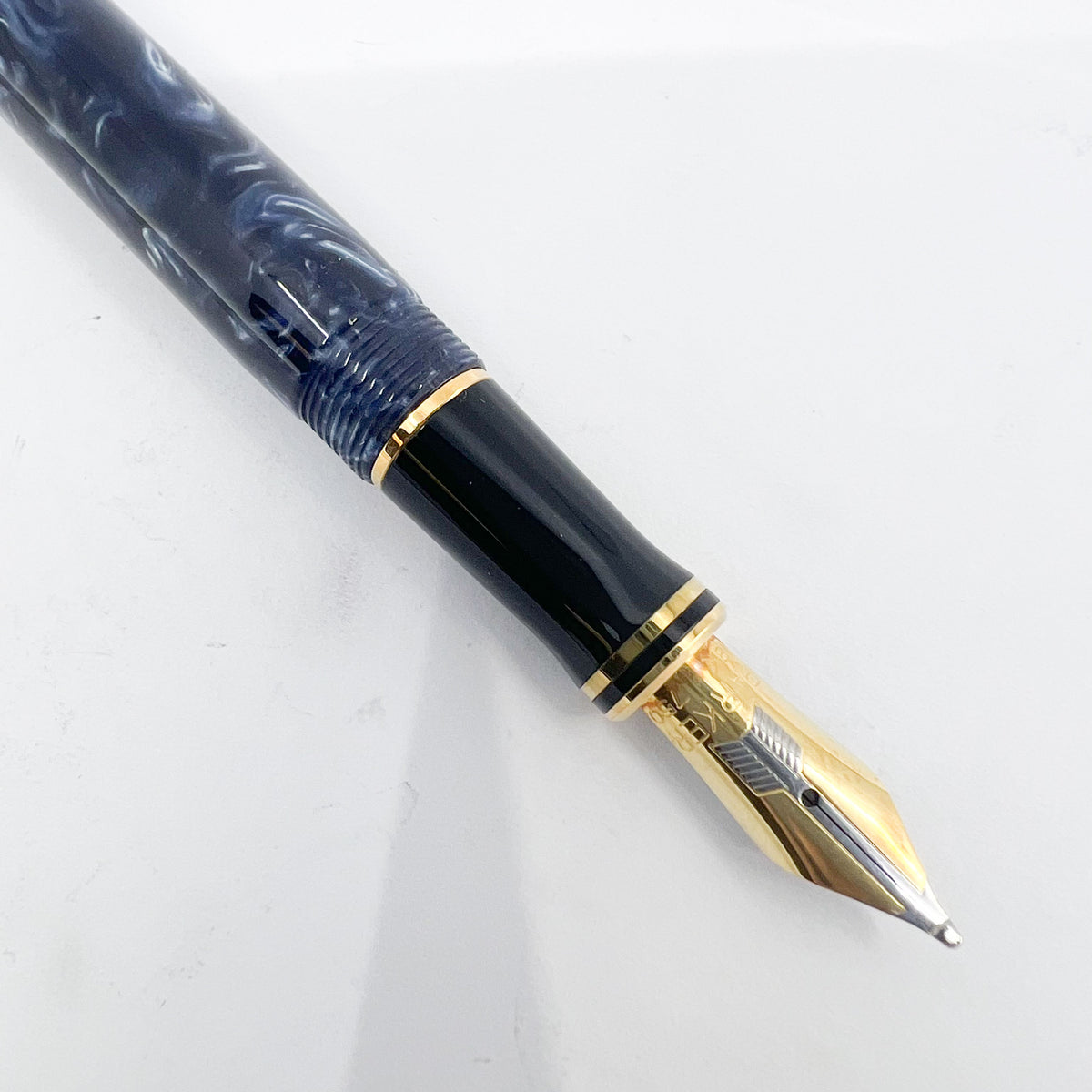 Parker International Duofold Blue Marble Fountain Pen - Broad 18kt Gold Nib