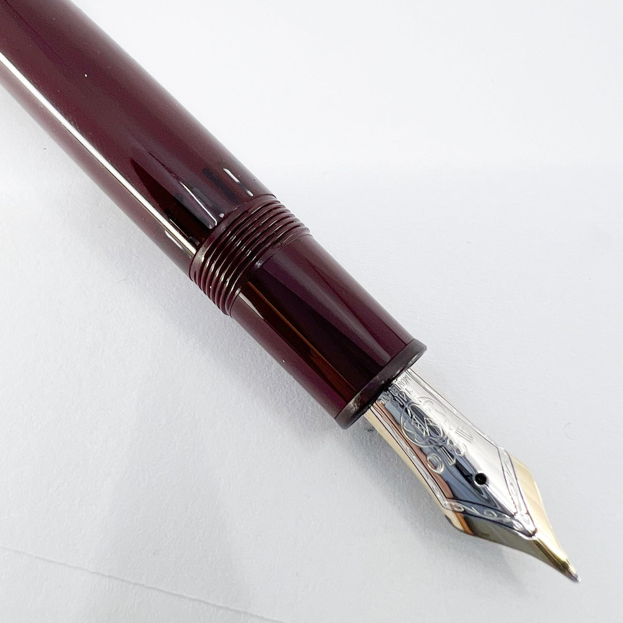 Montblanc Meisterstuck Bordeaux Resin 146 LeGrand Fountain Pen - Medium 14kt Gold Nib