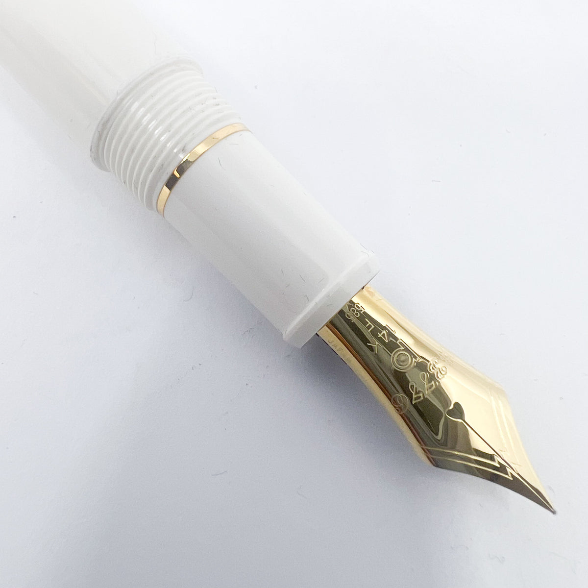 Platinum #3776 Chenonceau White GT Fountain Pen - Fine 14kt Gold Nib