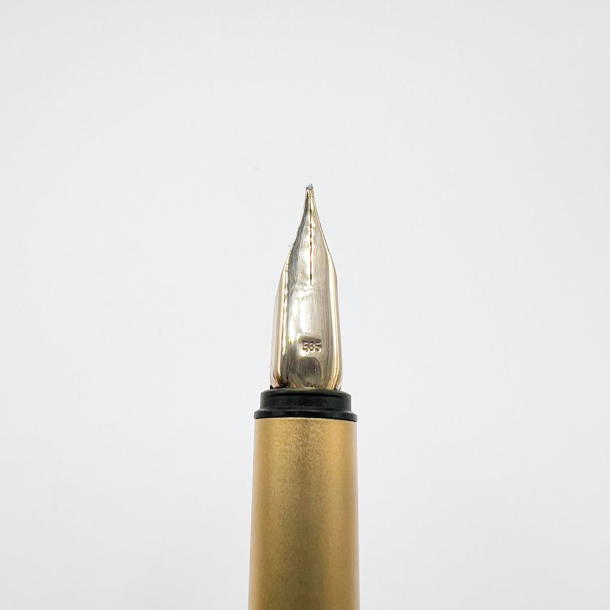 Montblanc Noblesse Gold-Plated Fluted Vertical Lines Fountain Pen  - Extra Fine 14kt Gold Nib