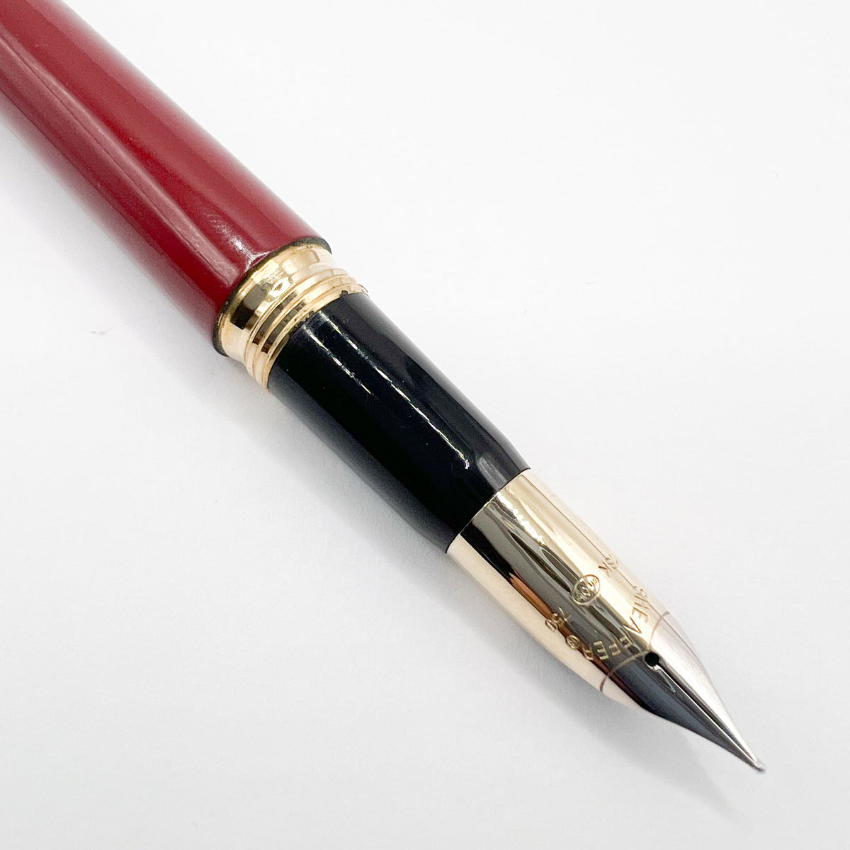 Sheaffer Crest Fountain Pen - Gold-Plated Cap - Burgundy Barrel - Fine 18kt Gold Nib (Circa 1990s)