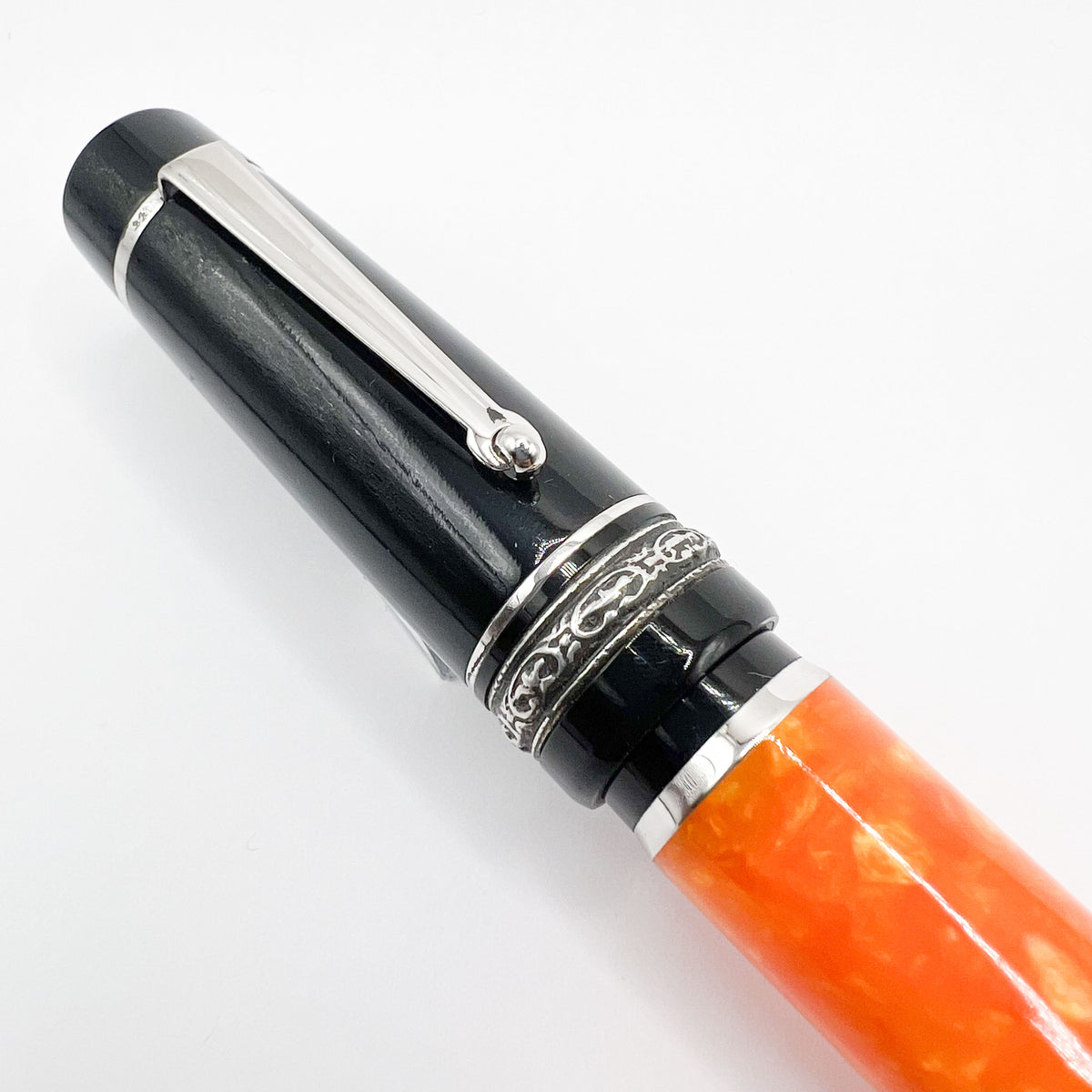 Delta - The Medium Original  DolceVita Sterling Silver Trim Fountain Pen - Medium 18kt Gold Nib