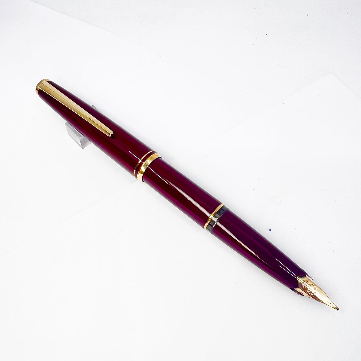 Montblanc Classic Style Bordeaux Resin Fountain Pen - Medium 14kt Gold Nib