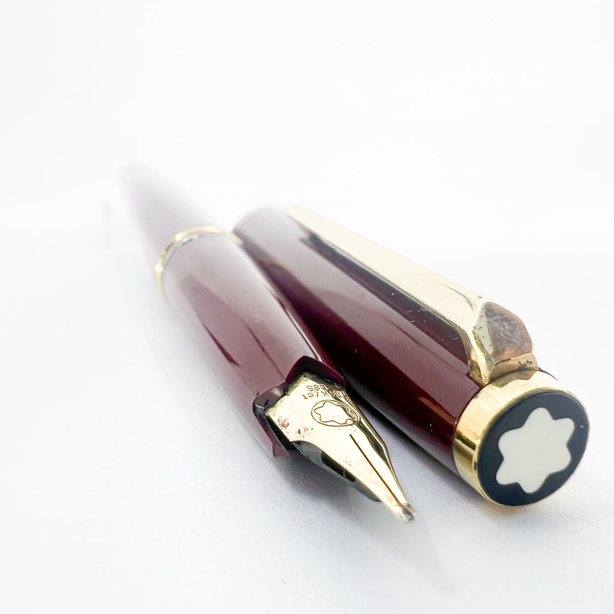 Montblanc Classic Style Bordeaux Resin Fountain Pen - Medium 14kt Gold Nib