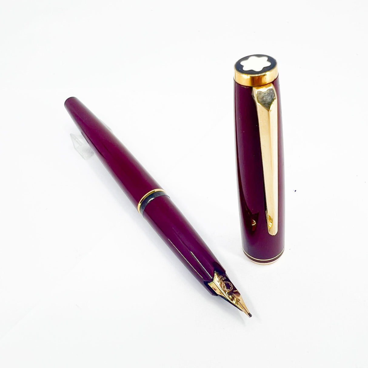 Montblanc Classic Style Bordeaux Resin Fountain Pen - Medium 14kt Gold Nib