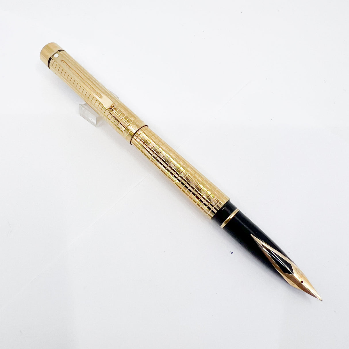 Sheaffer Full-Size Targa Elegant Gold-Plated Cross Hatch Fountain Pen - Medium 14kt Gold Nib