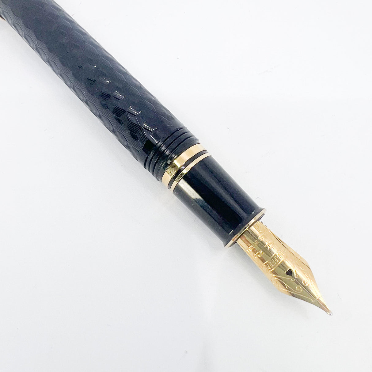 Sheaffer Connaisseur Black Chased Etched Design Fountain Pen - Medium 18kt Gold  Nib - Scarce!