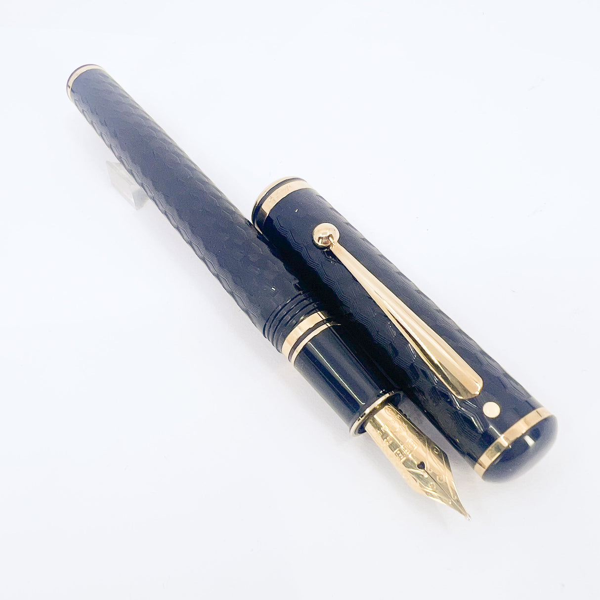 Sheaffer Connaisseur Black Chased Etched Design Fountain Pen - Medium 18kt Gold  Nib - Scarce!