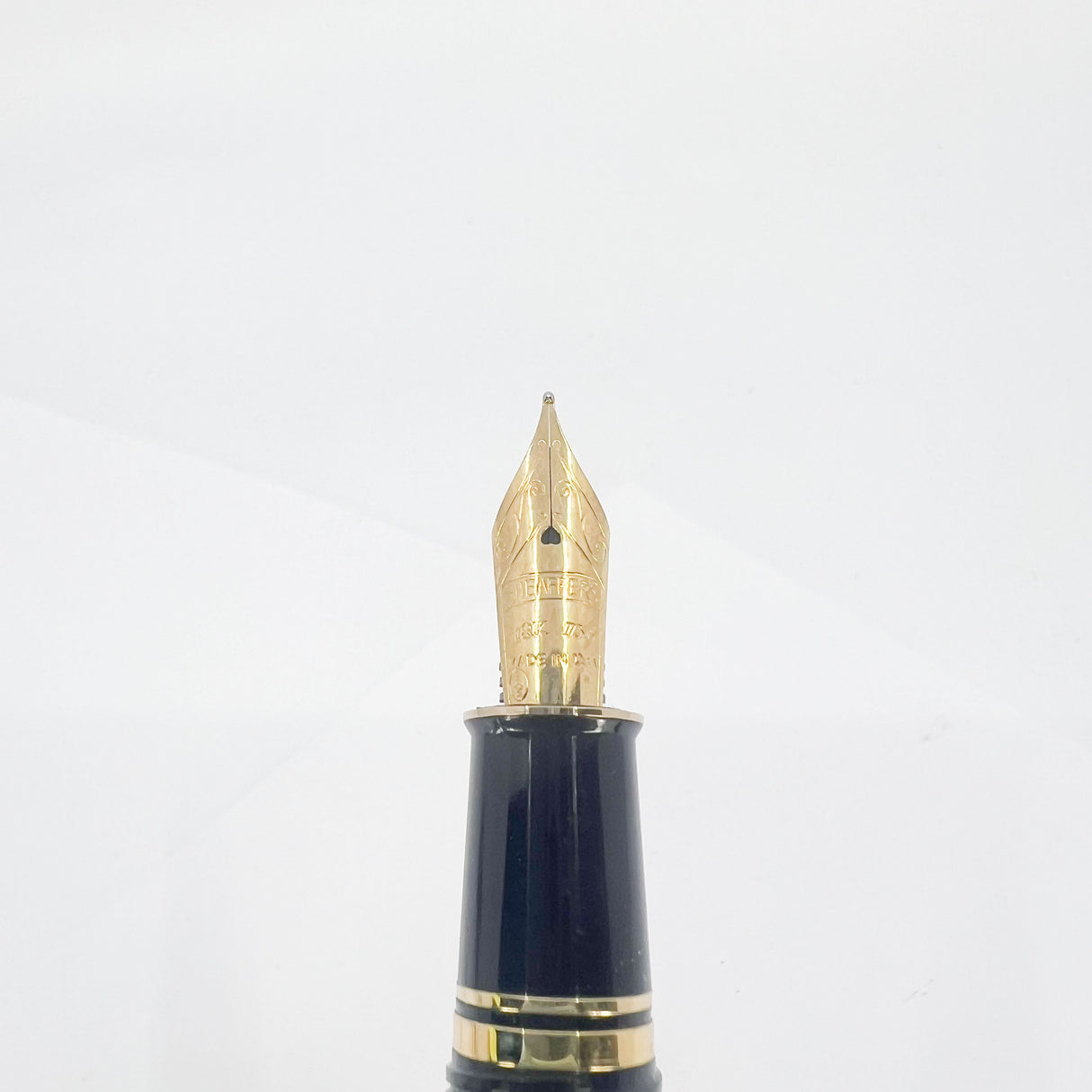 Sheaffer Connaisseur Black Chased Etched Design Fountain Pen - Medium 18kt Gold  Nib - Scarce!