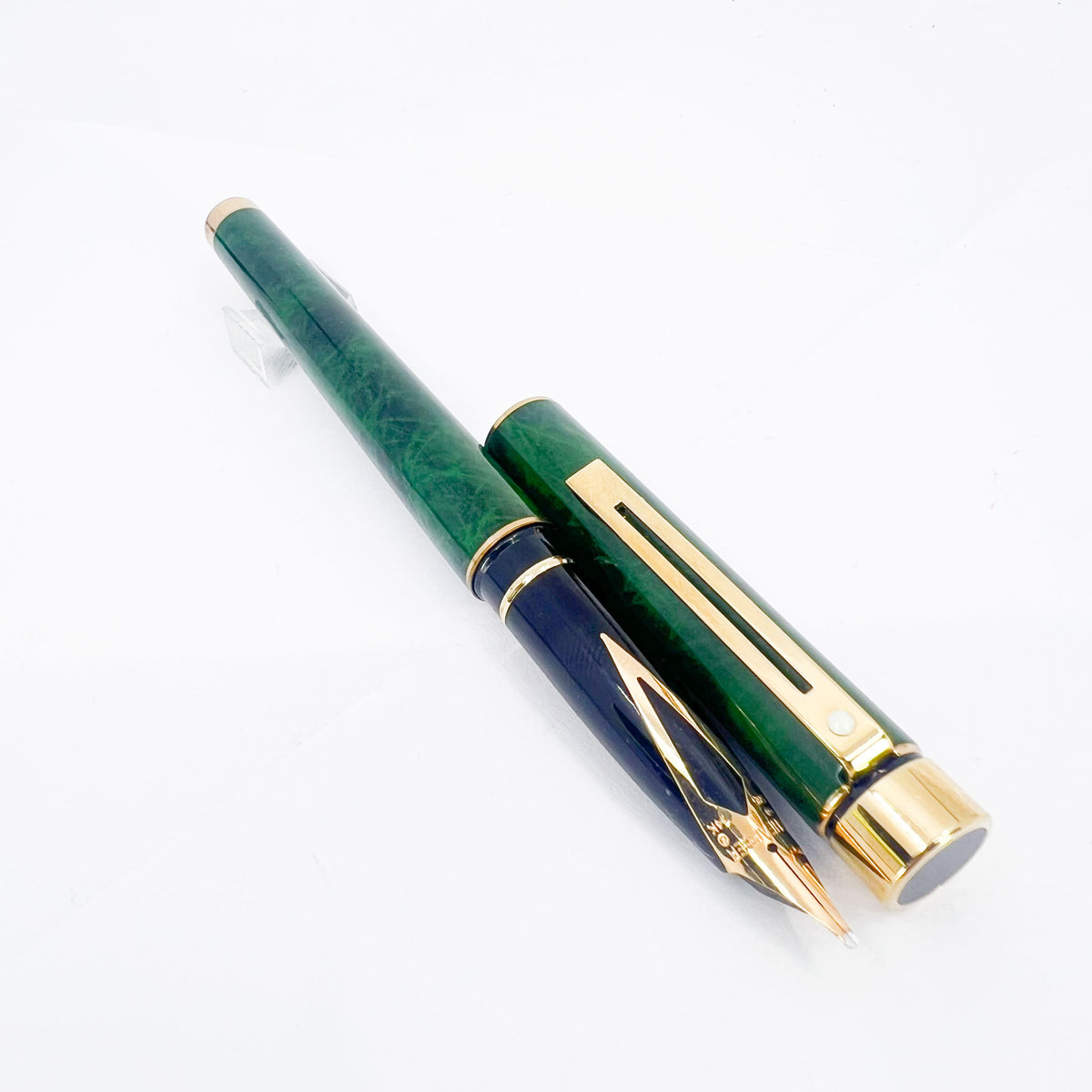 Sheaffer Full Size Targa Marbled Green Ronce Lacque Fountain Pen - Broad 14kt Gold Nib