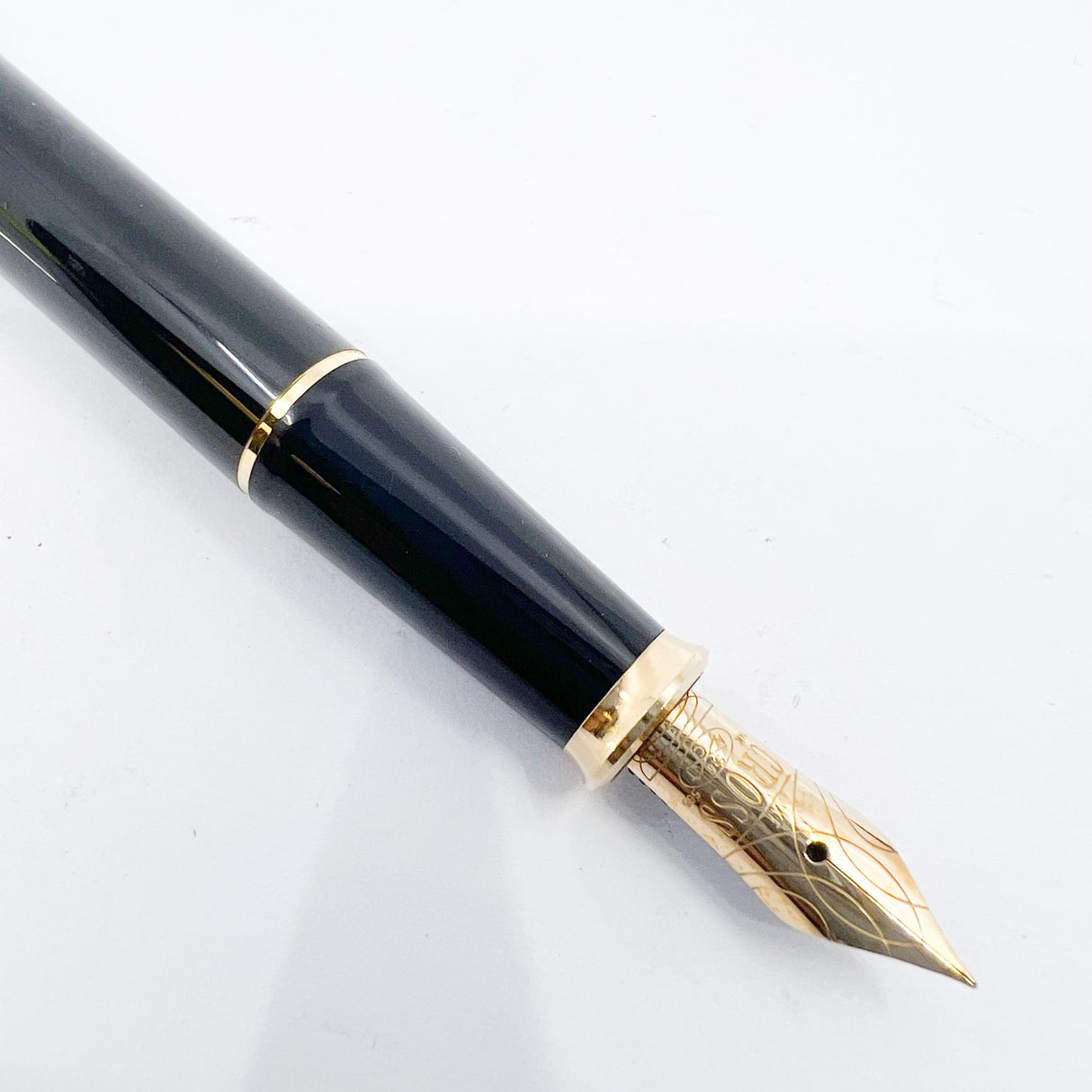Cross Townsend Glossy Black Lacquer Fountain Pen - Extra Fine 14kt Gold Nib