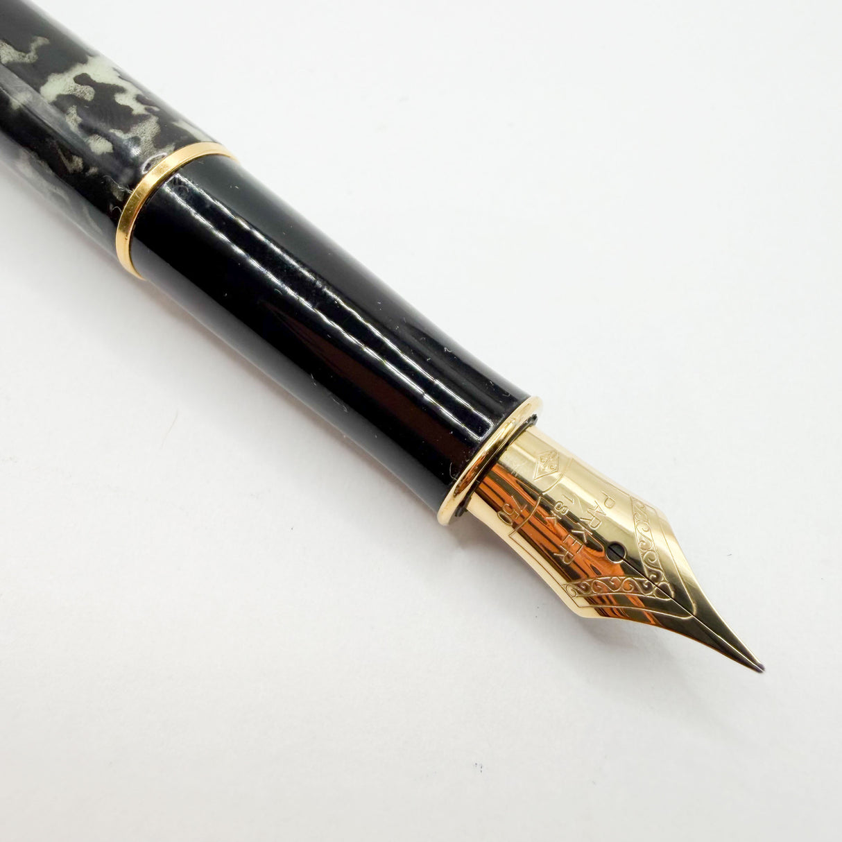 Parker Sonnet Moonbeam Lacque Marbled Charcoal/Ivory Fountain Pen -  Fine 18kt Gold Nib