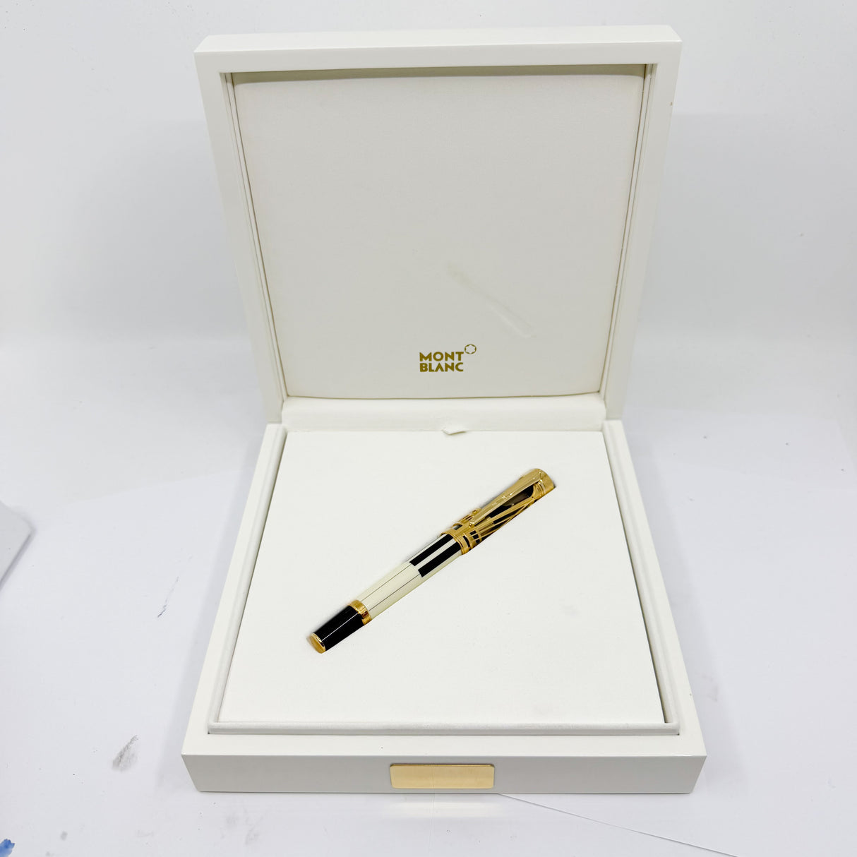 Montblanc Henry E, Steinway 888  Special Edition Patron Of The Arts Limited Edition Fountain Pen - Medium 18kt Gold Nib