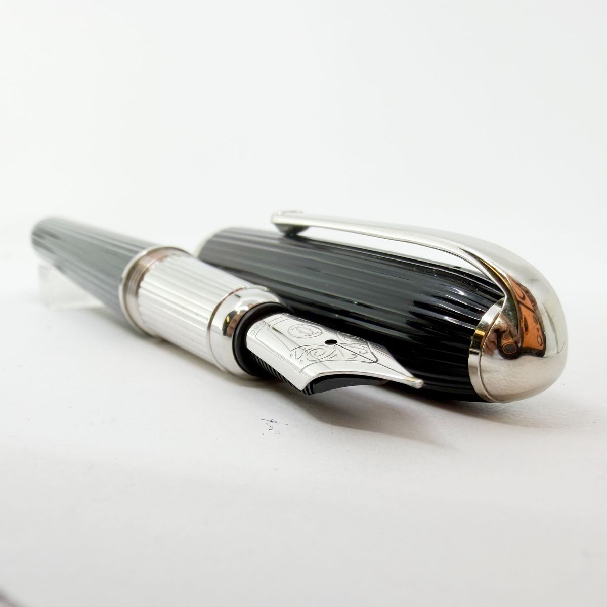 Cartier - Louis Cartier Black Composite Ribbed Fountain Pen - Fine 18kt Gold Nib