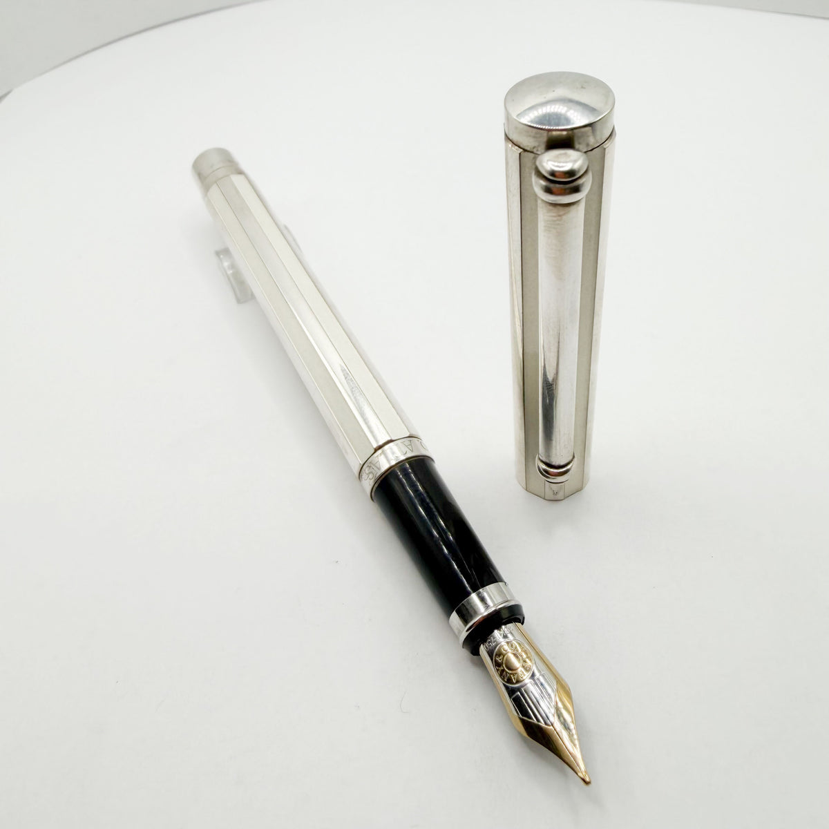 Tiffany Atlas Fountain Pen with Alternating White Lacquered Strips & Sterling Silver Strips & Sterling Clip and Trim - Medium 18kt Gold Tiffany & Co. Nib