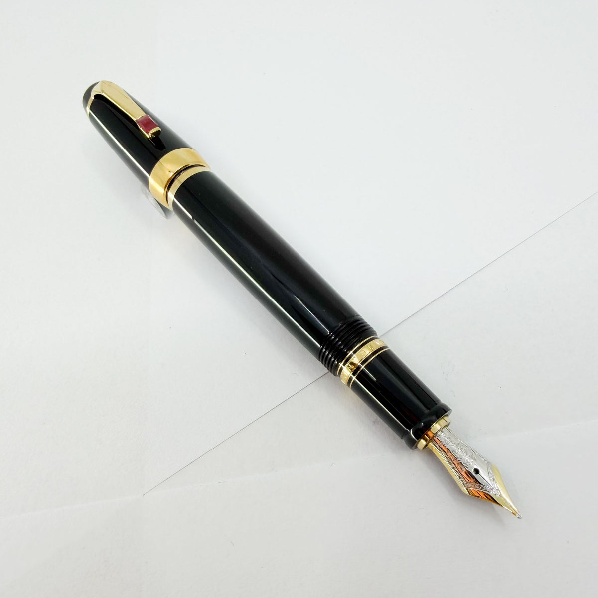 Montblanc Boheme Rouge - Black Resin Fountain Pen - Retractable  Medium 18kt Gold Nib