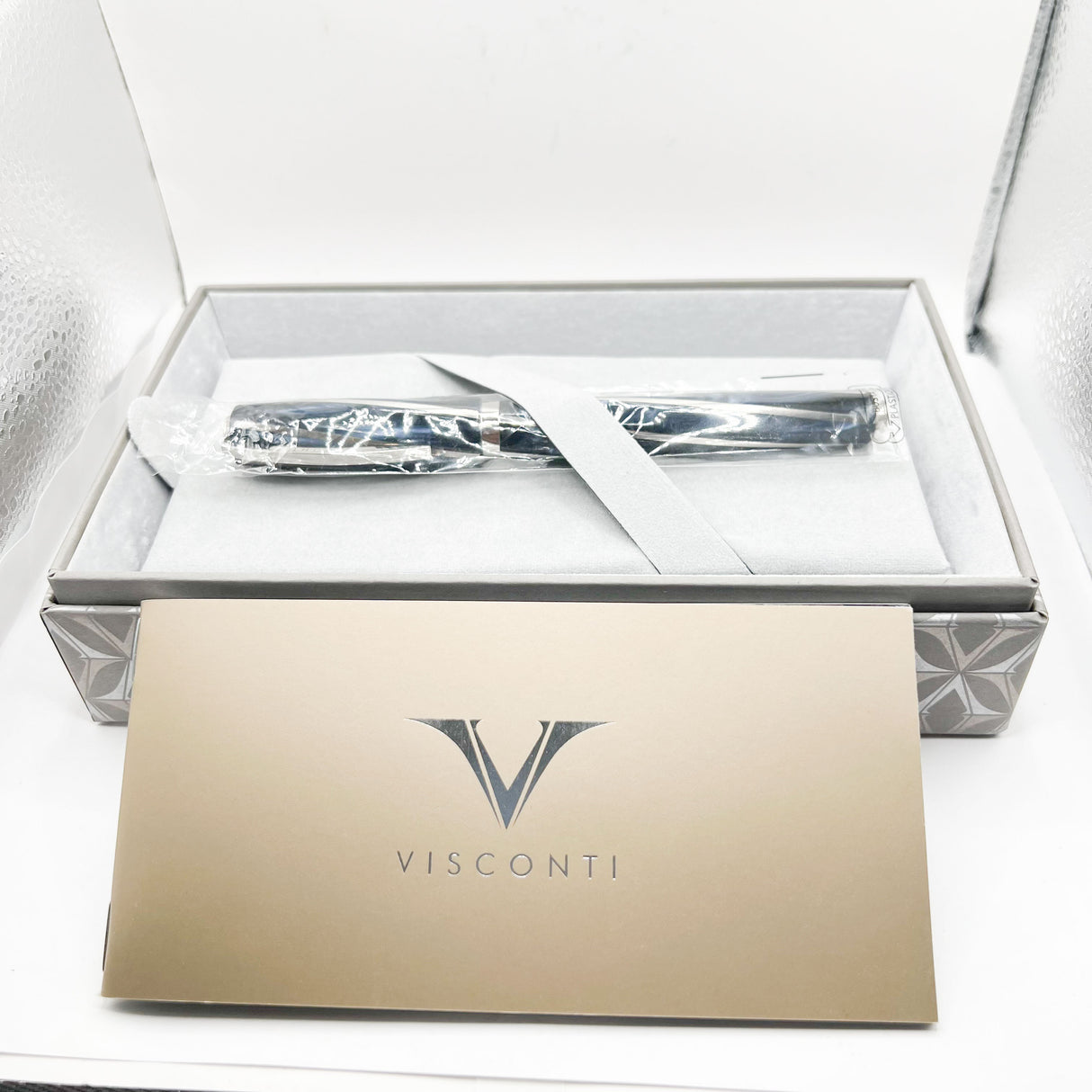 Visconti Divina Elegance Oversize Imperial Blue Fountain Pen  - Fine 18kt Gold Nib