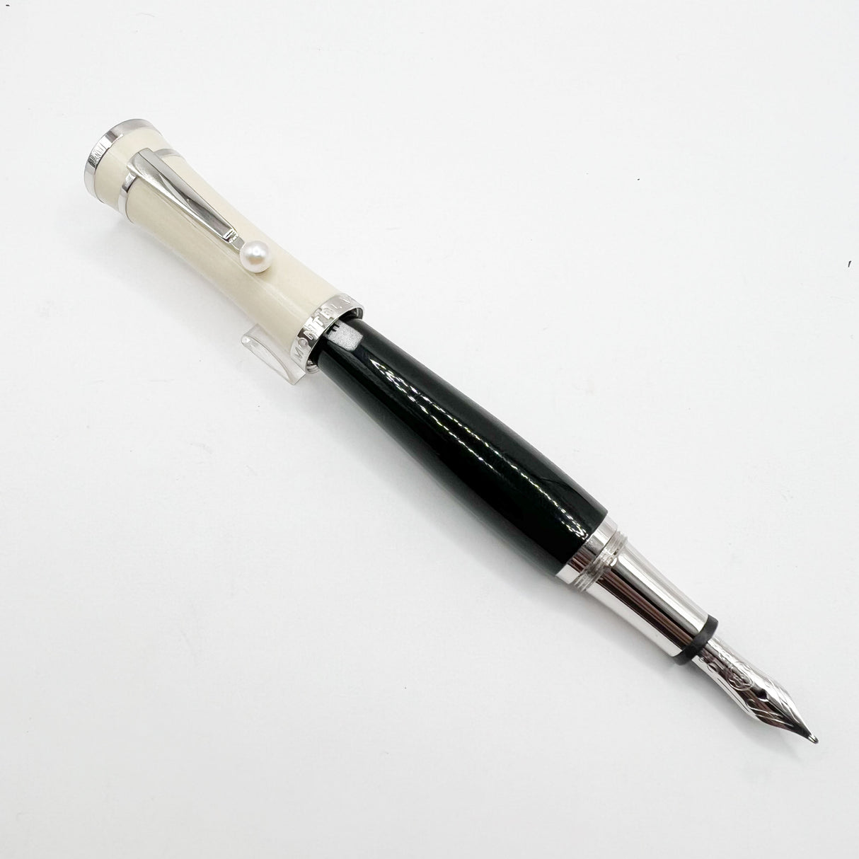 Montblanc Muses Series Greta Garbo Special Edition Fountain Pen - Fine 18kt Gold Nib