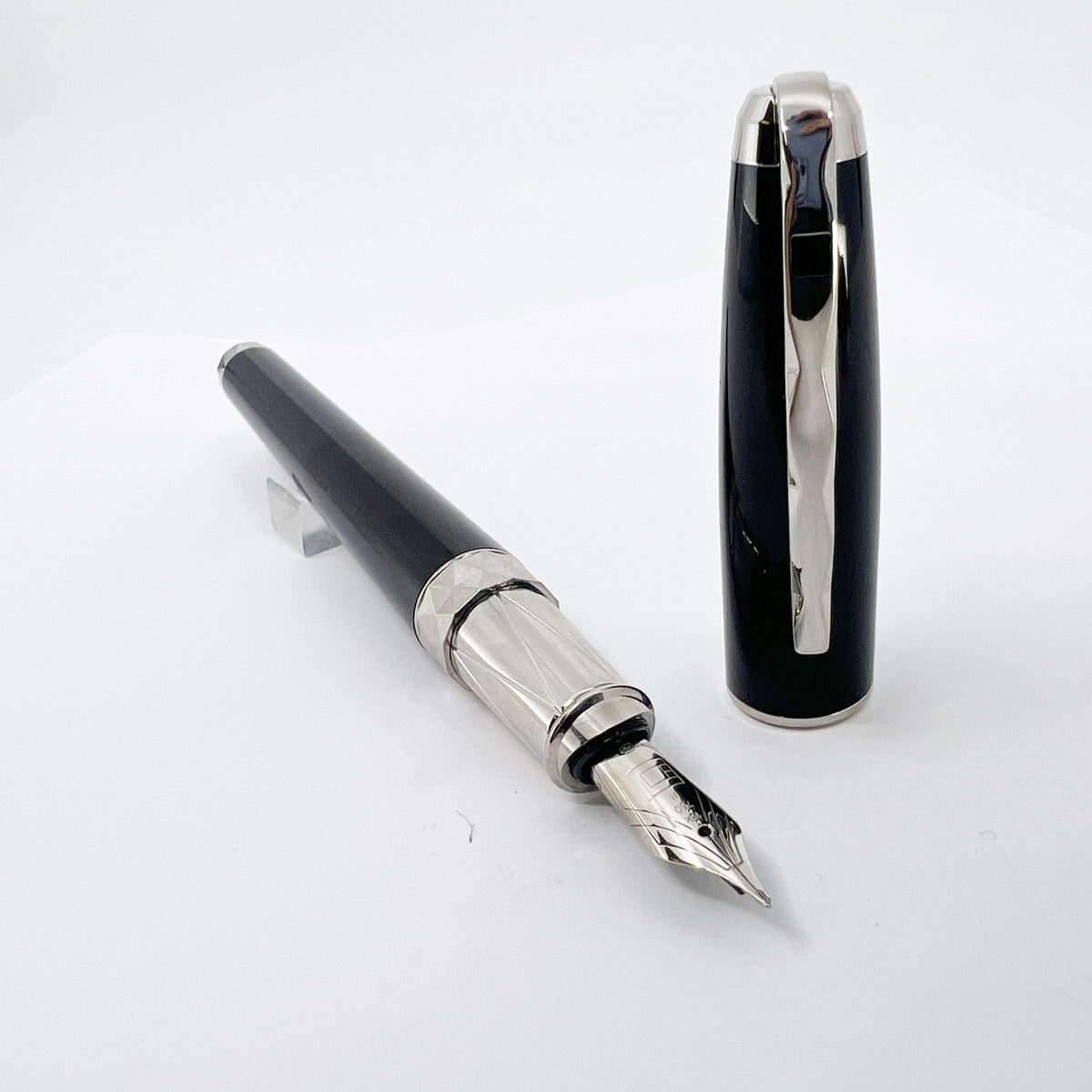 S.T. Dupont Olympio Nocturne Extra Large  Fountain Pen - Medium 18kt Gold Nib