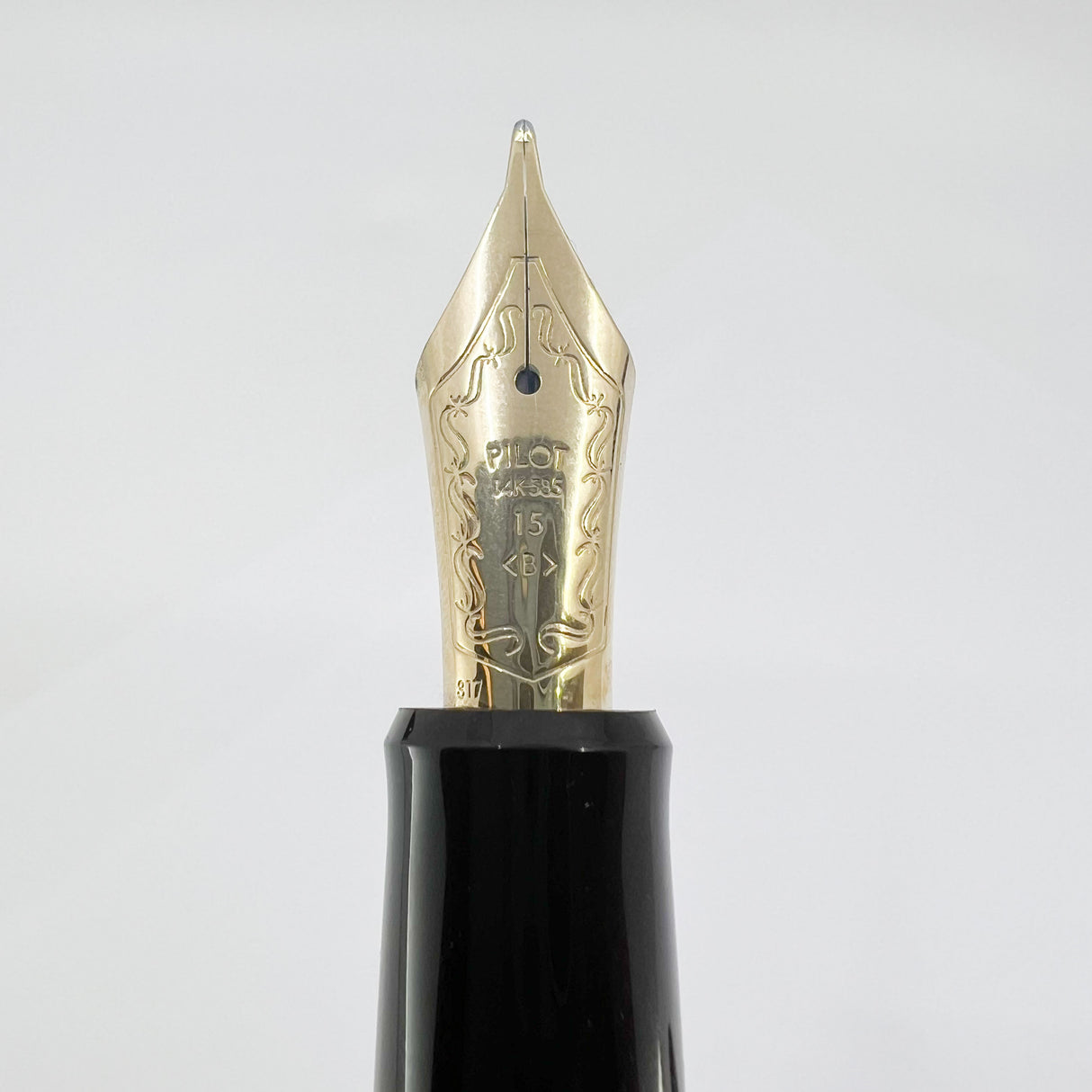 Pilot Custom 823 Clear Amber Piston Fill Fountain Pen - Broad 14Kt Gold Nib