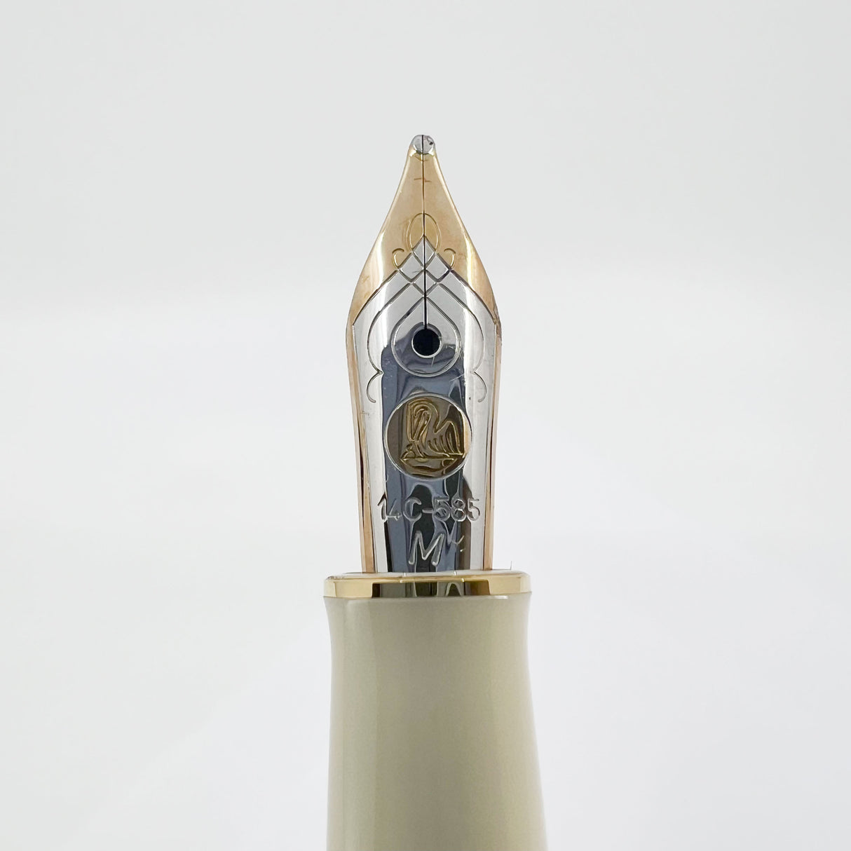 Pelikan M300  Lustrous Ivory Resin Fountain Pen (Circa 2002) - Medium 14kt Gold Nib