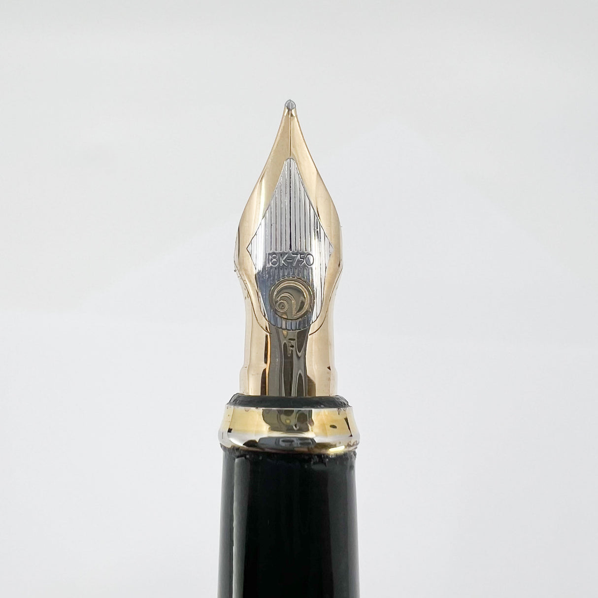 Elysee Parthenon Fountain Pen with 18K Gold-Plated Vertically Etched Body - Medium 2-Tone 18kt Gold Nib