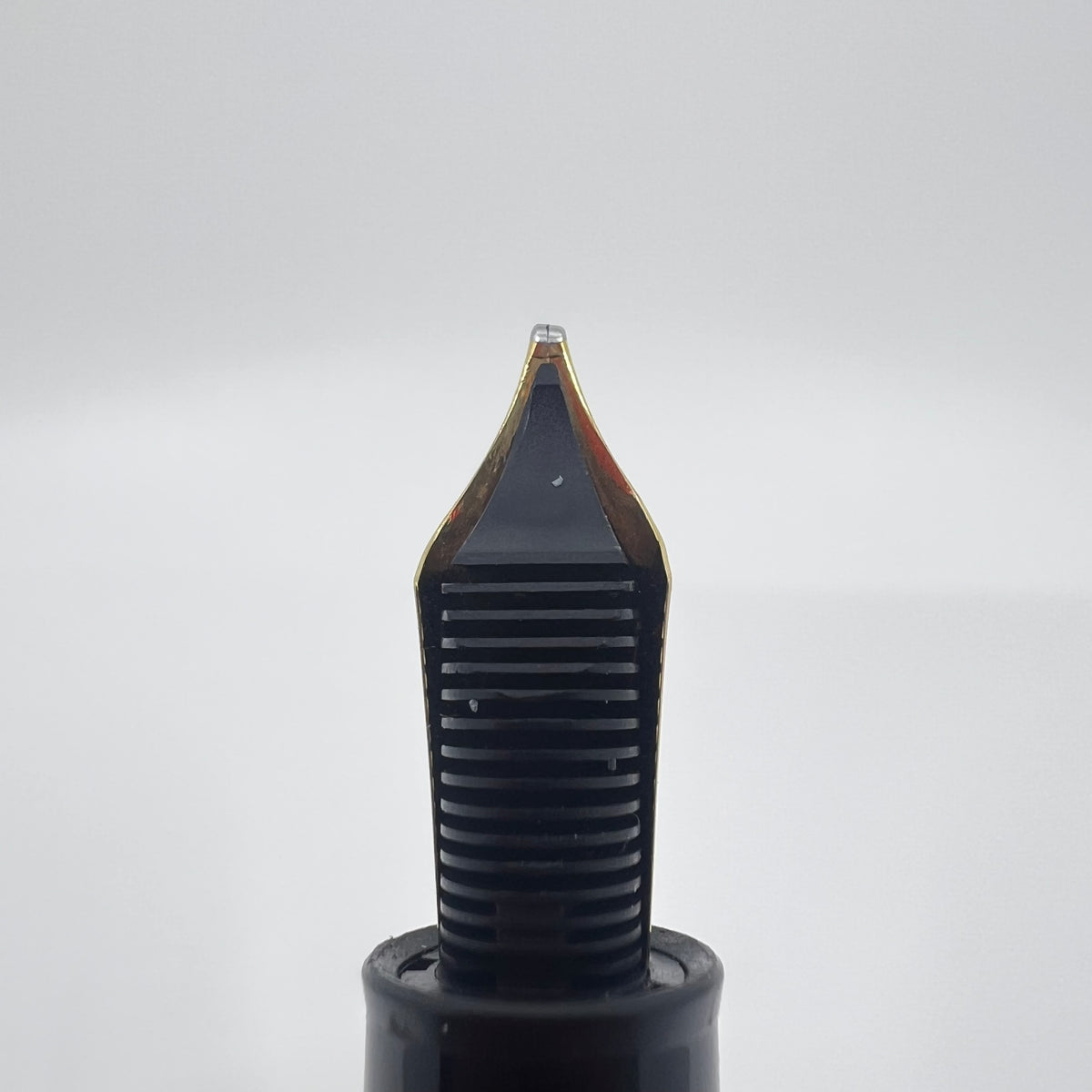 Montblanc #147 Traveler Black Resin LeGrand Meisterstuck Fountain Pen -  Broad Oblique (Profile of Left Foot) 18kt Gold Nib