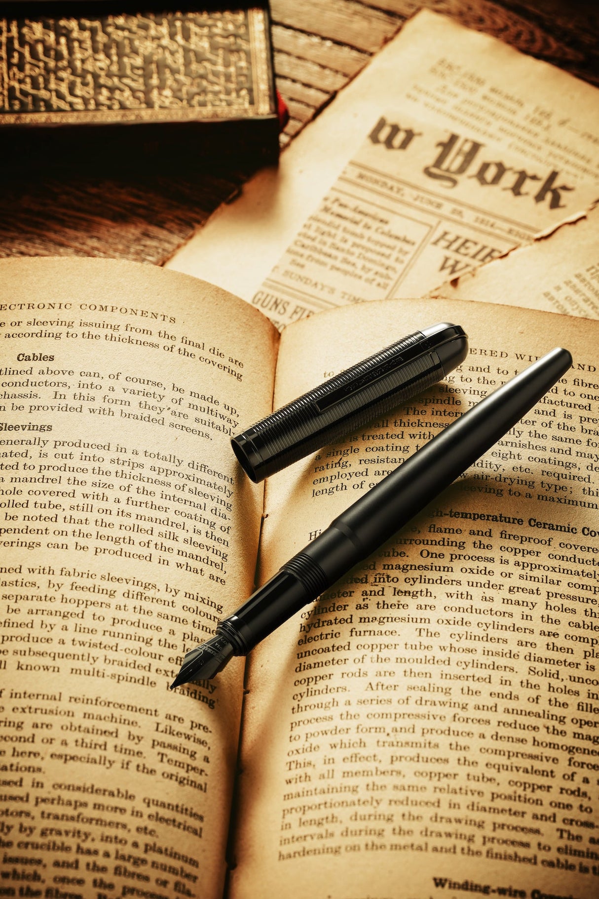 Wahl-Eversharp Skyline Red Silver Cap - Ballpoint Pen