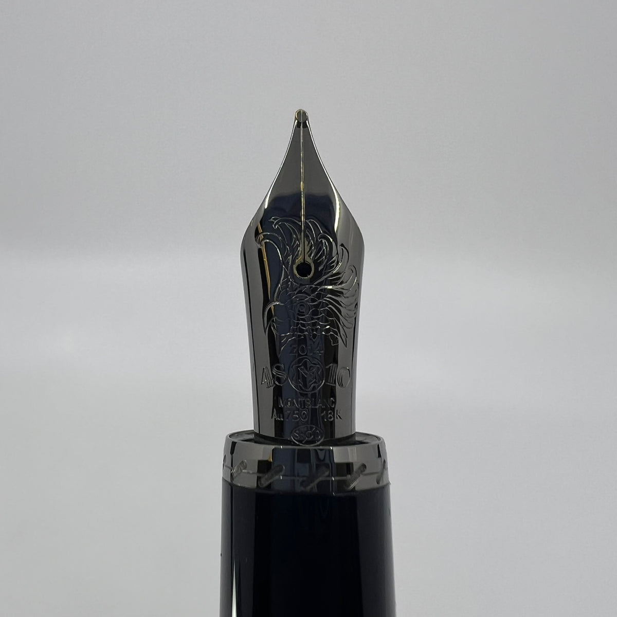 Montblanc Daniel Defoe Writer Series Limited Edition Fountain Pen   -  Medium 18kt Gold Nib
