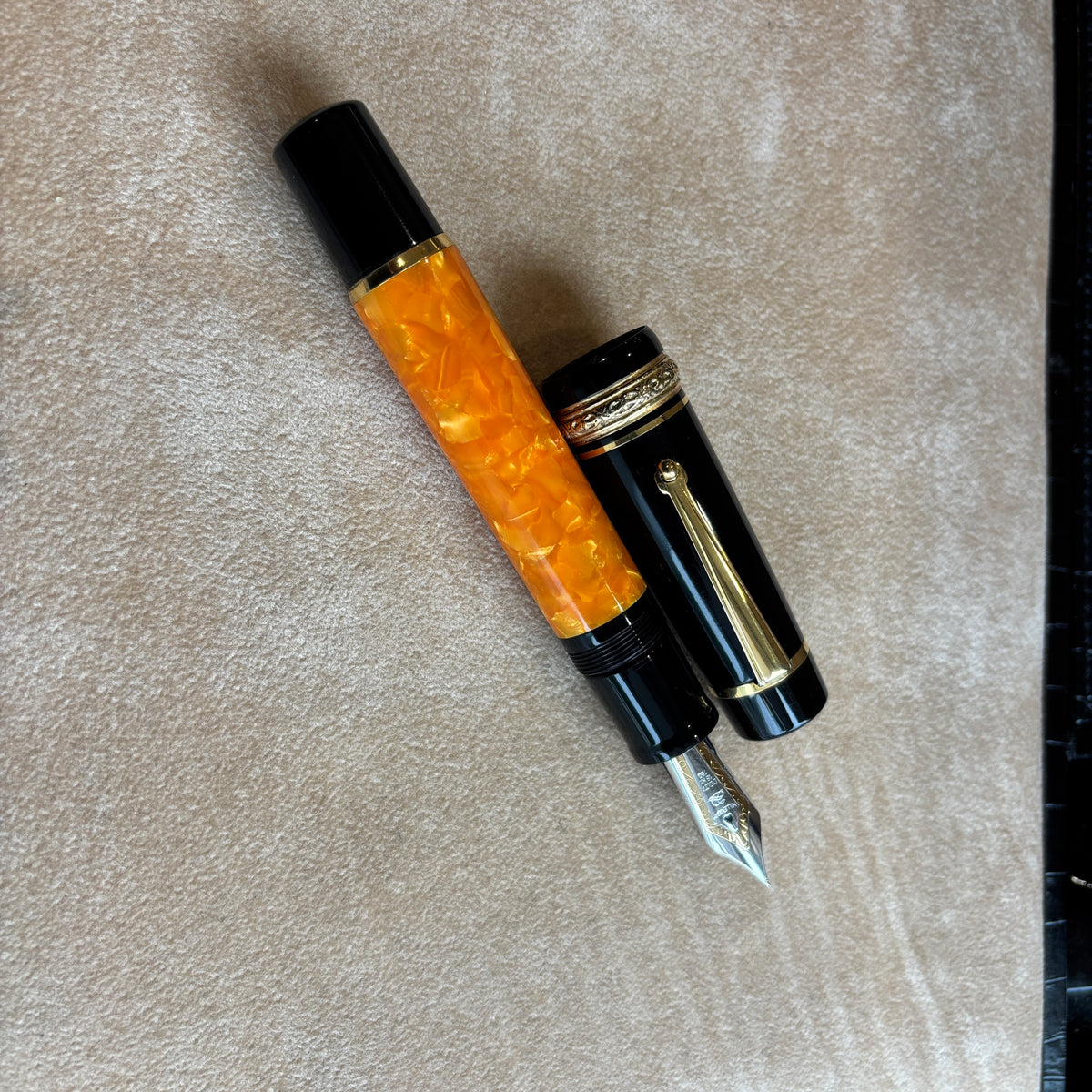 Delta Oversized Millennium  DolceVita 925 Gold Vermeil Trim Fountain Pen - 18kt Gold Nib