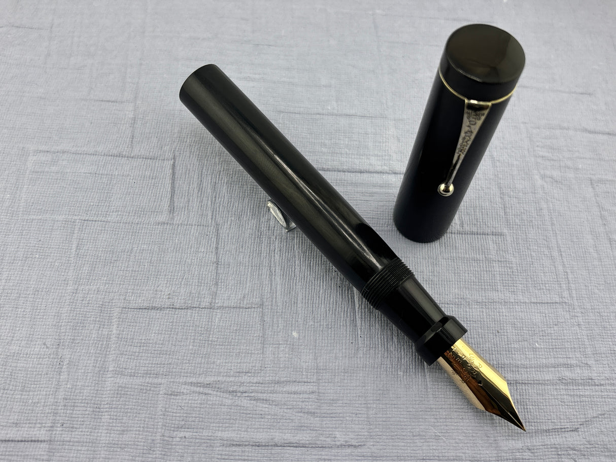 PARKER Black Giant Fountain Pen - RARE!