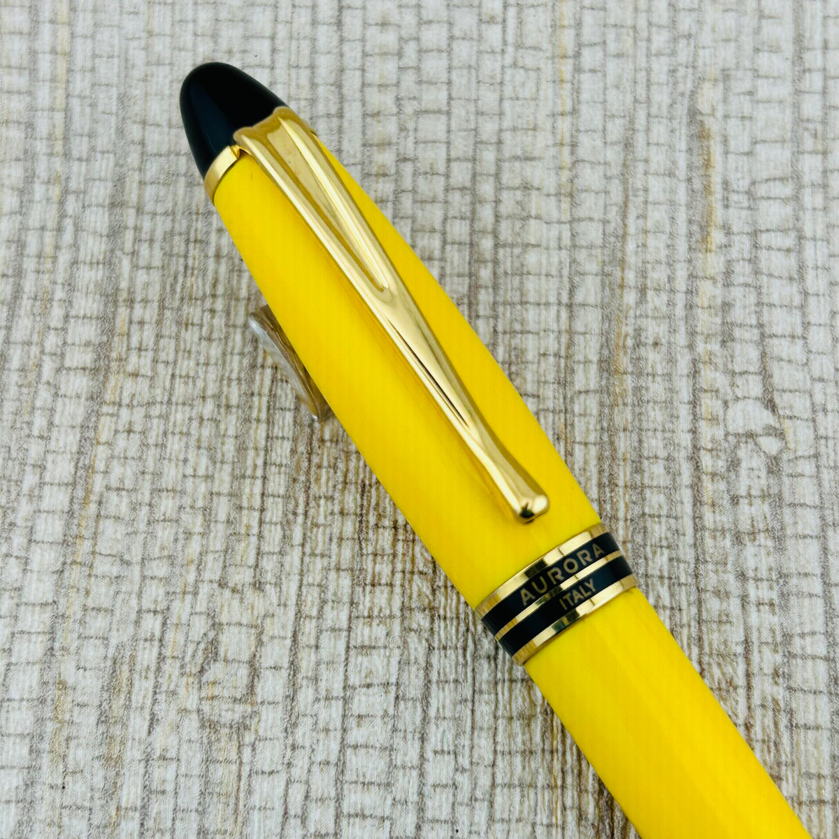 Aurora Ipsilon Yellow - Fountain Pen