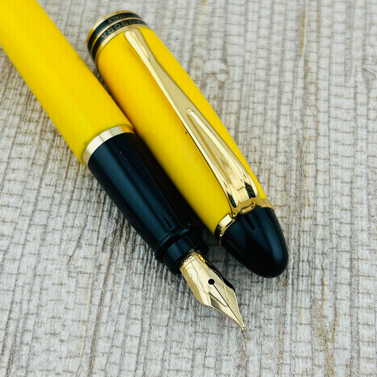 Aurora Ipsilon Yellow - Fountain Pen