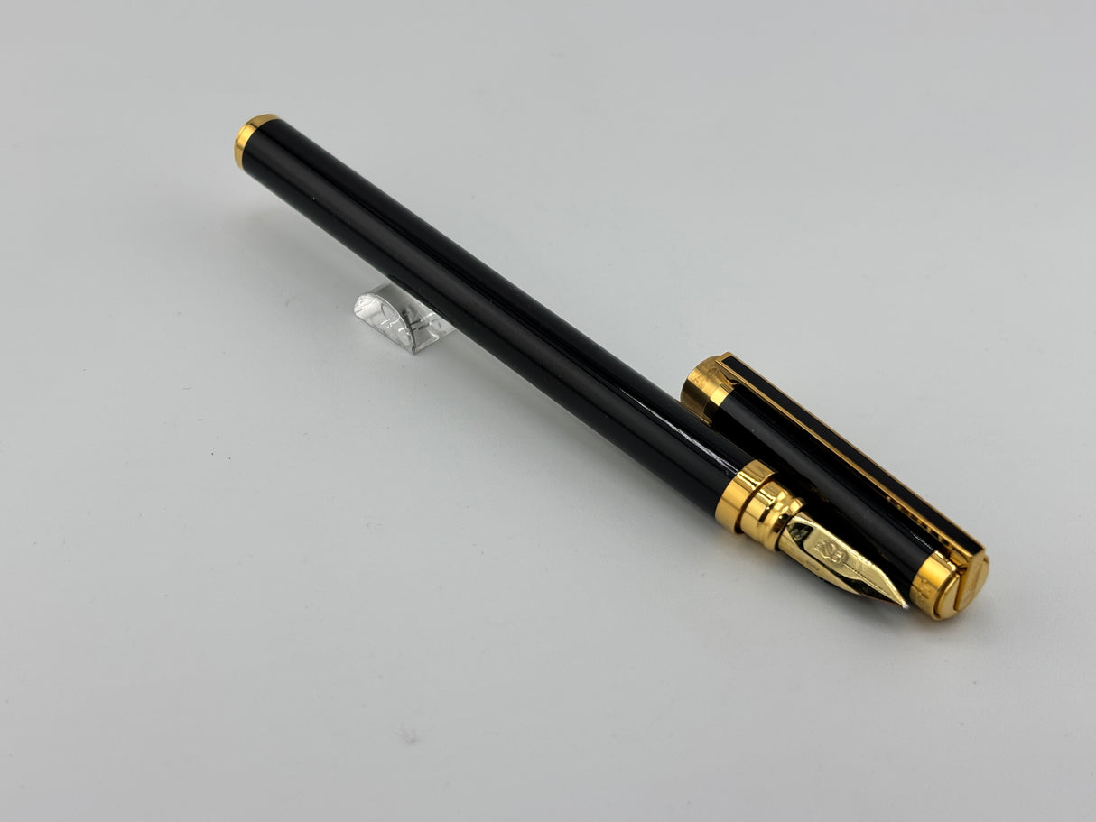 S.T. Dupont Black Laque de Chine Classique Fountain Pen  - Fine 18kt Gold Nib