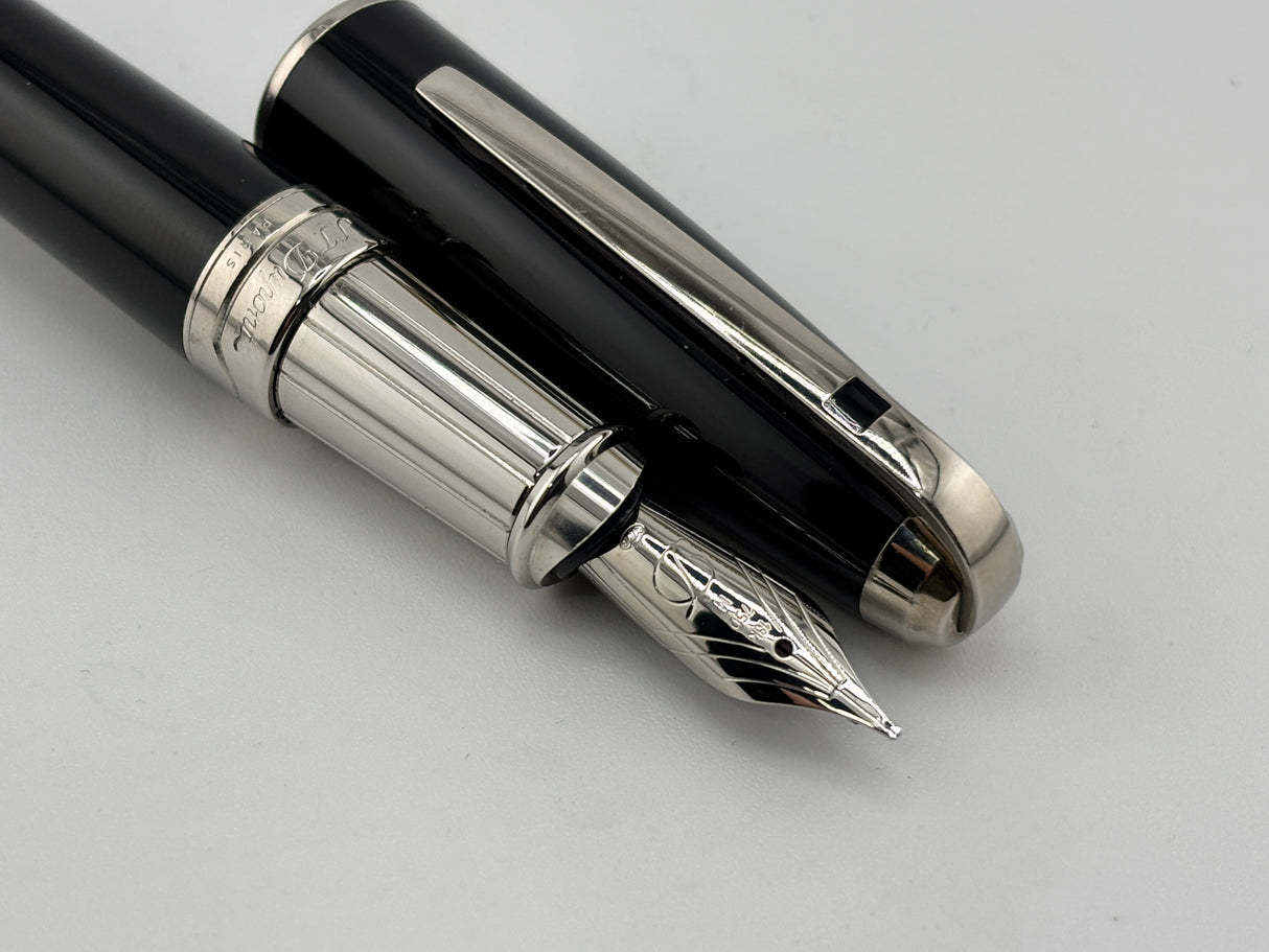 S.T. Dupont Orpheo Extra Large Black Laque de Chine  Fountain Pen  - Medium 18kt Gold Nib
