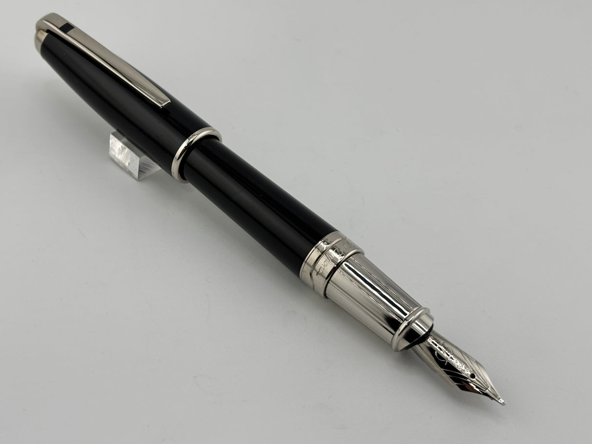 S.T. Dupont Orpheo Extra Large Black Laque de Chine  Fountain Pen  - Medium 18kt Gold Nib