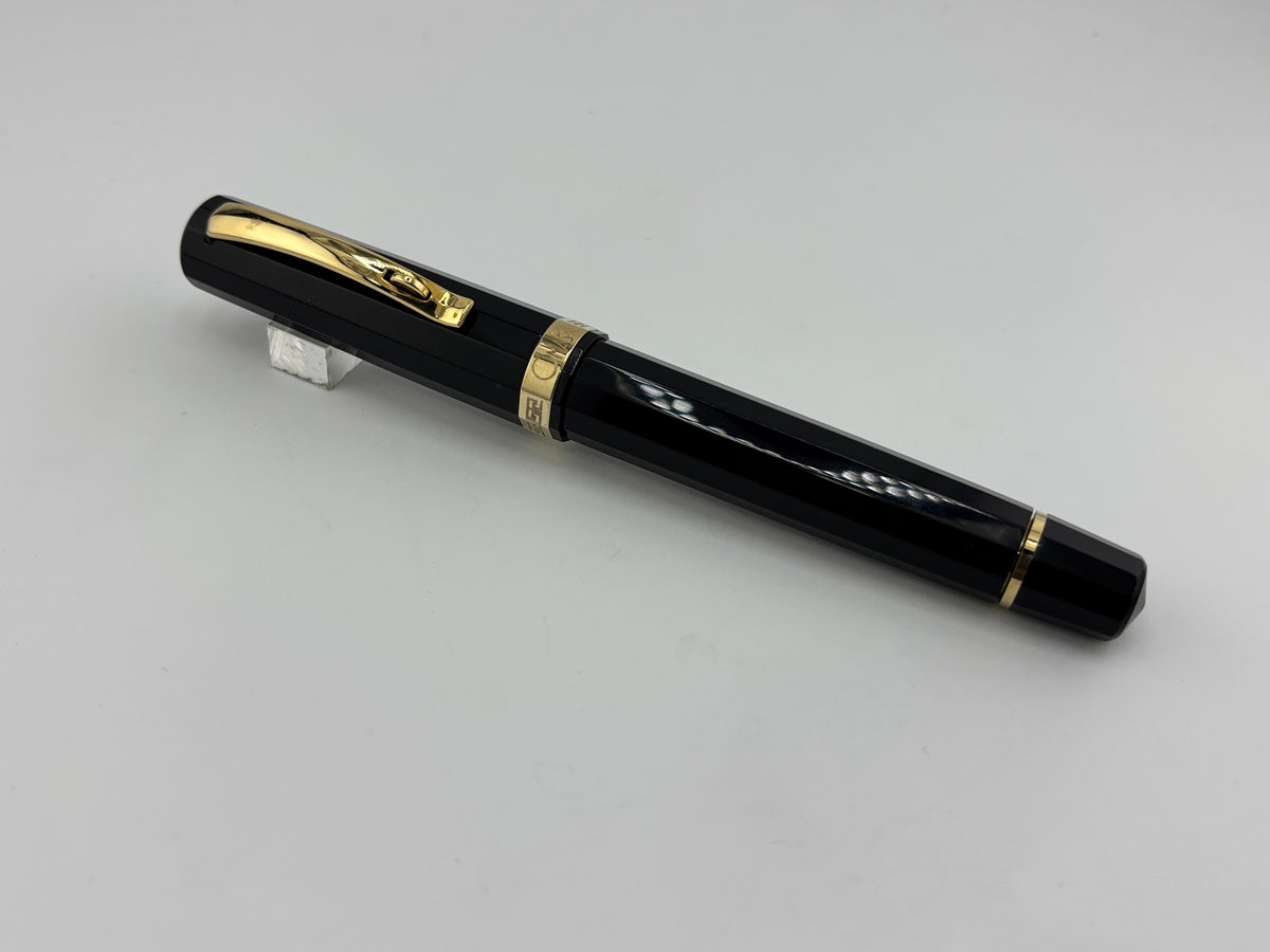 Omas "THE PARAGON" Oversized Black Fountain Pen - Medium 18kt Gold Nib