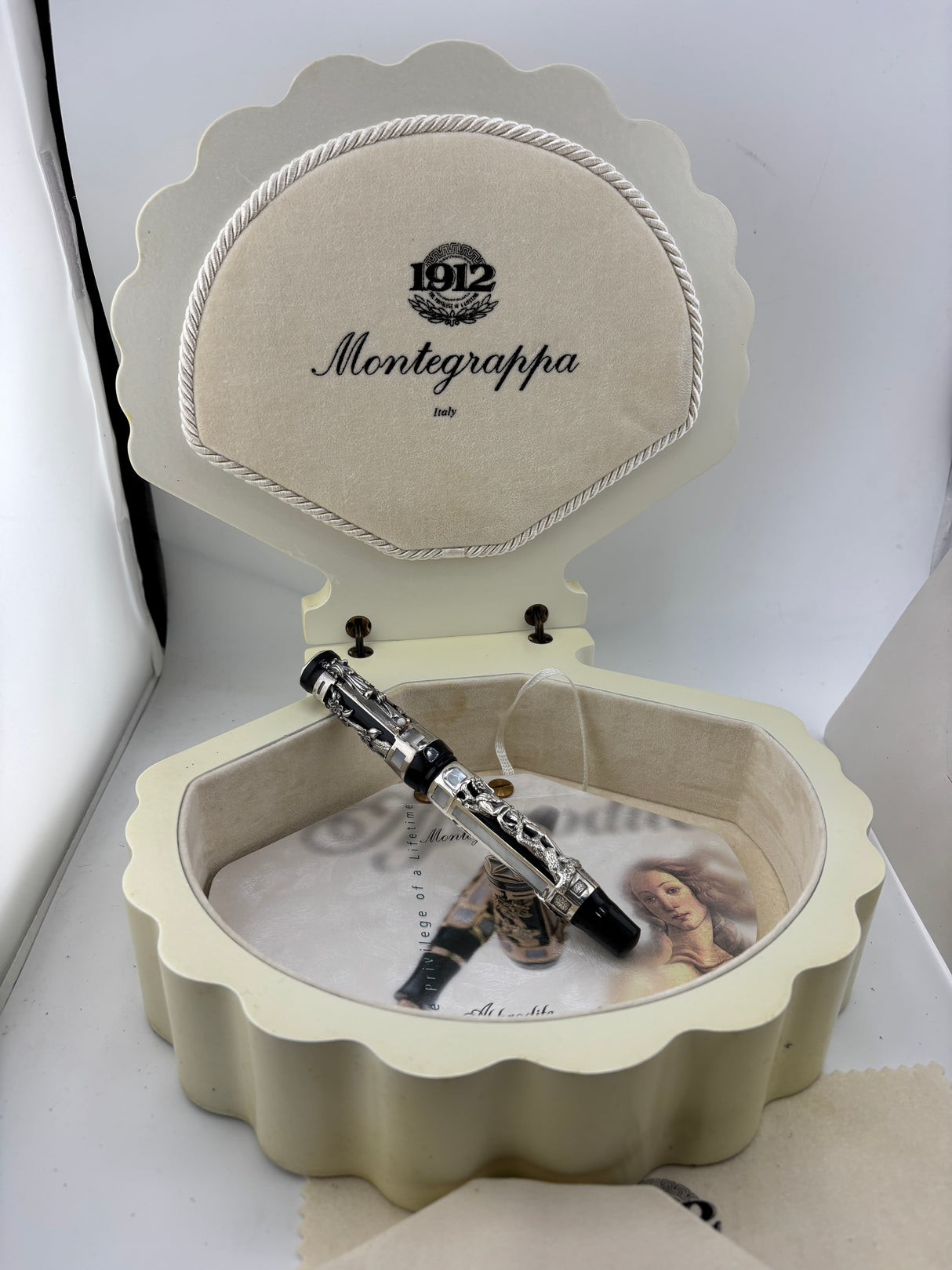 Montegrappa Aphrodite  Limited Edition Fountain Pen (1997) - A Masterpiece! - Medium 18kt Gold Nib