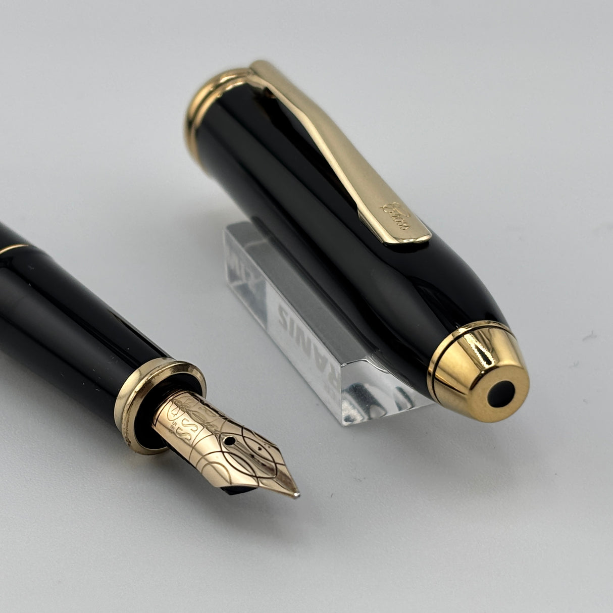 Cross Townsend Black Lacquer Fountain Pen - Made in USA - Medium 14kt Gold  Nib