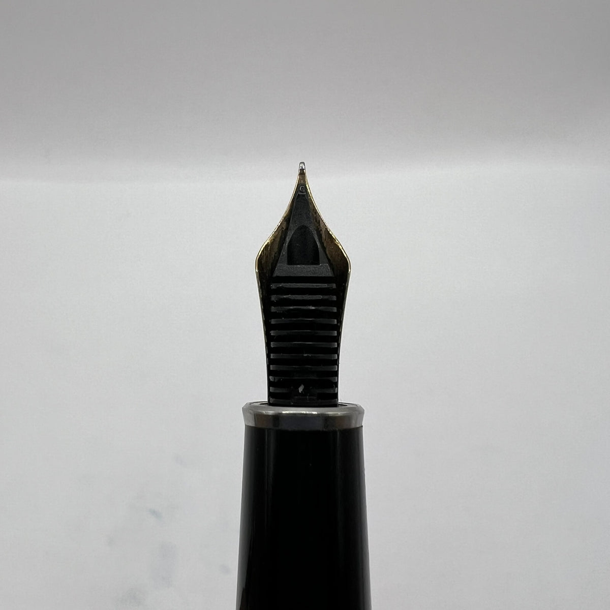Montblanc Solitaire Ceramic Black Prisma Classique #145  Fountain Pen   -  Fine 14kt Gold Nib