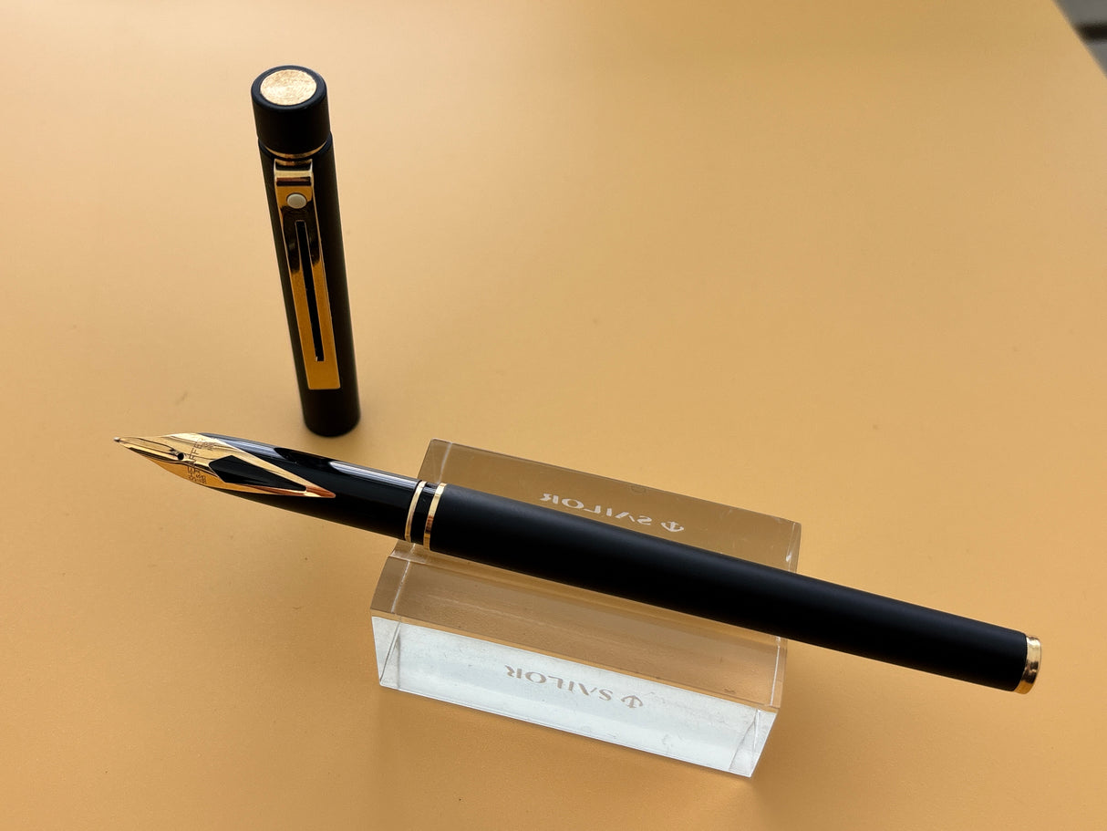 Sheaffer Targa Slim Black Matte  circa 1995 New condition and boxed  - Fountain Pen