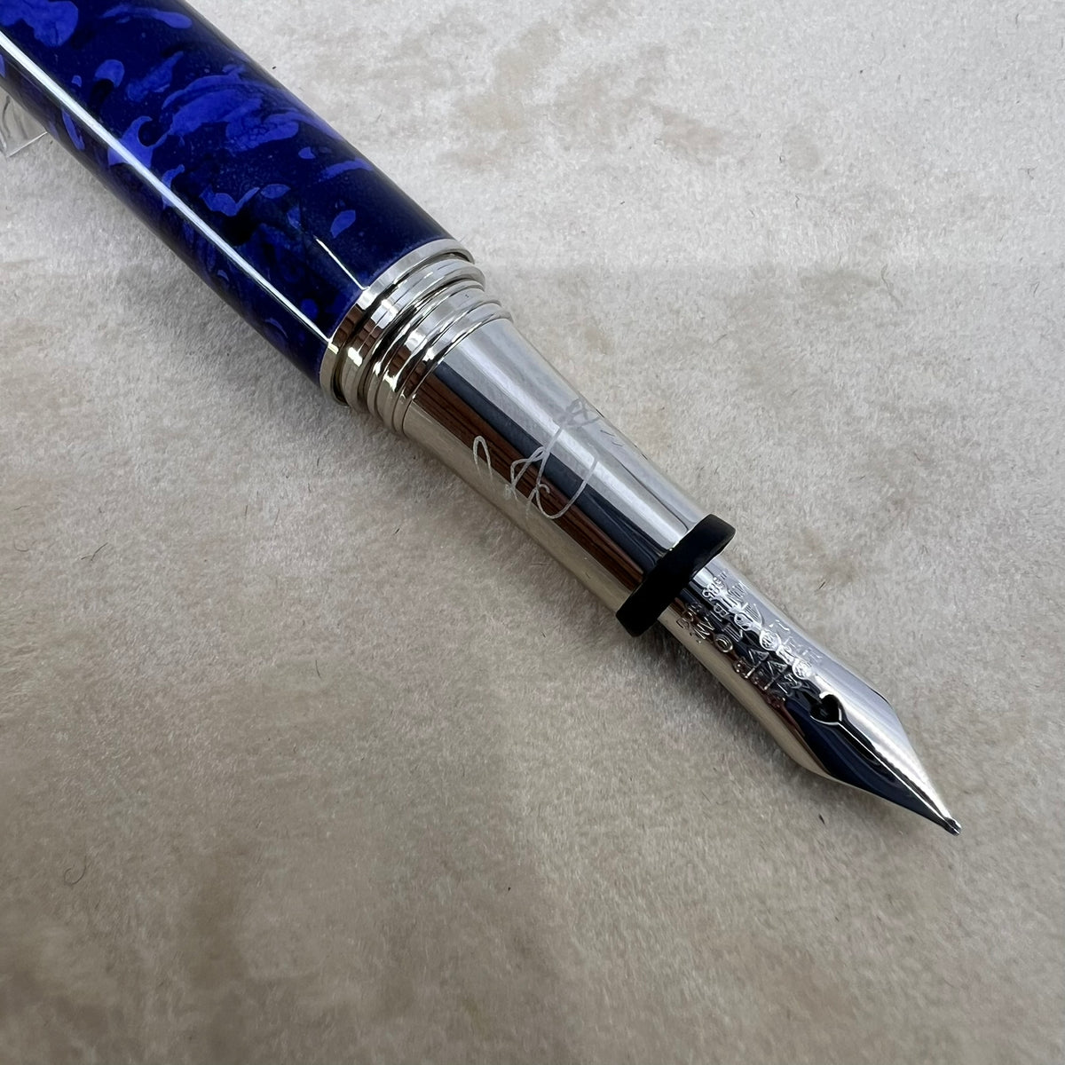 Montblanc Muses Elizabeth Taylor Special Edition Fountain Pen   -  Medium 14kt Gold Nib