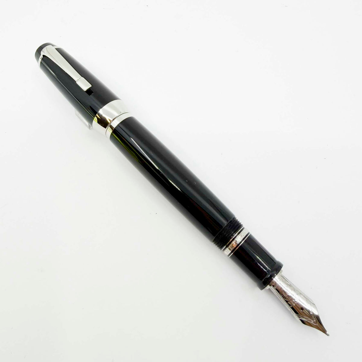 Montblanc Extra Large Boheme Retractable Fountain Pen  - Made Without Stone in Clip - RARE -Medium 18kt Gold Nib