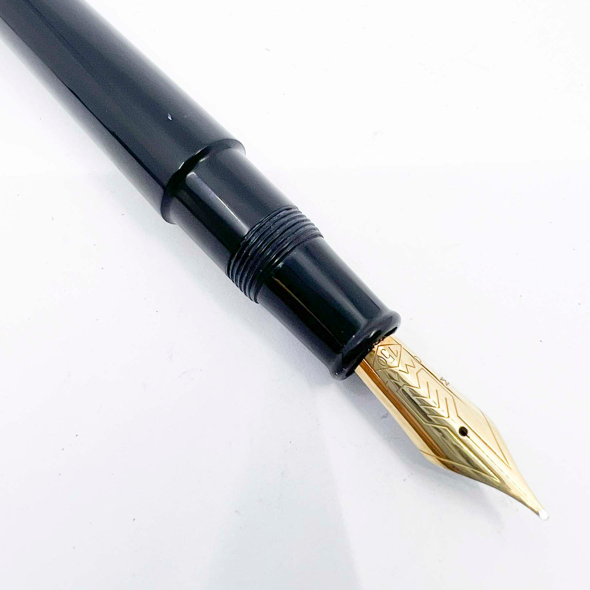 OMAS Ogiva Black  Museum of Modern Art New York Fountain Pen -  Semi-Flex Medium 18kt Gold Nib
