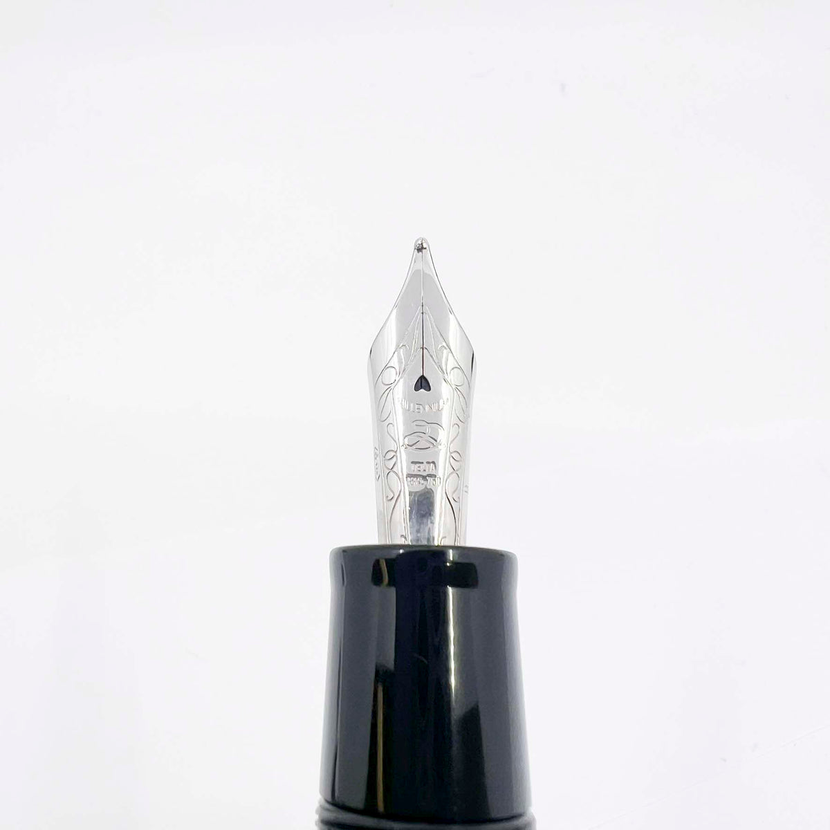 Delta  Original DolceVita Mid-Size,  .925 Sterling Silver Trim Fountain Pen -  Broad 18kt Gold Nib