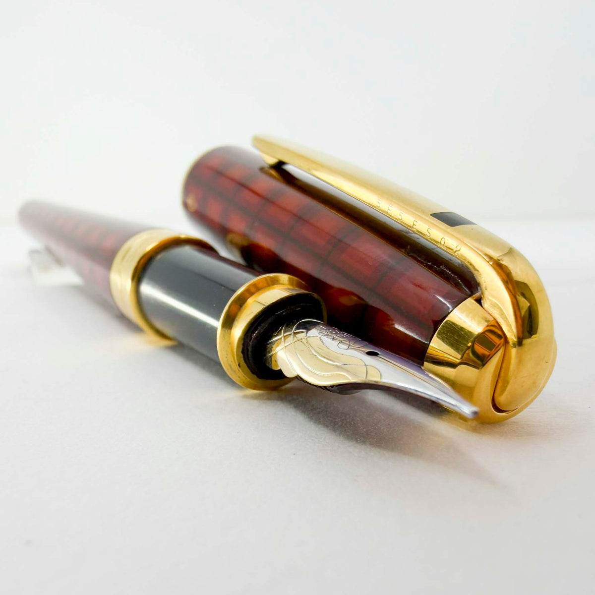 S.T. DuPont Orpheo Vertigo  Laque de Chine Fountain Pen - Fine 18kt Gold Nib