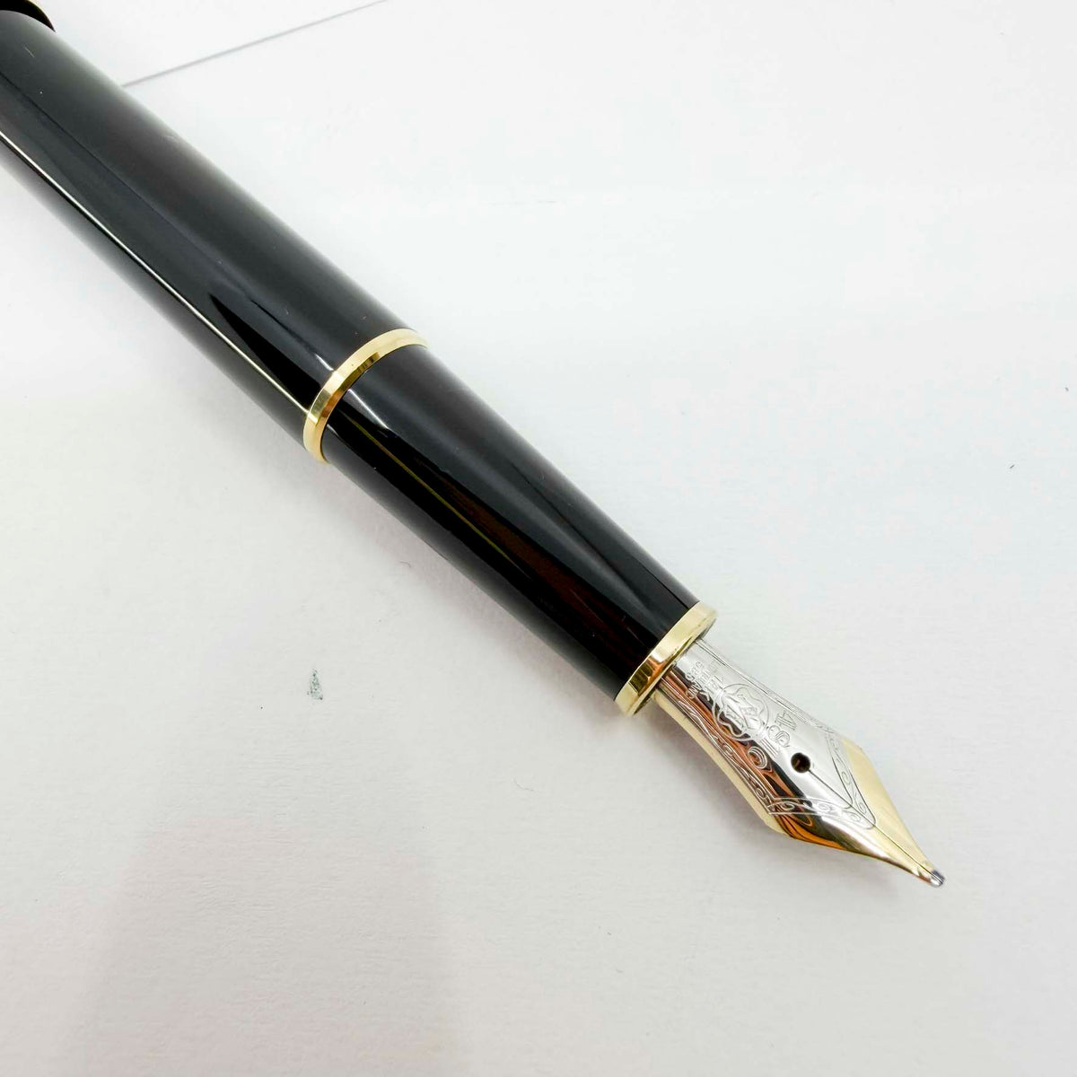 Montblanc Classique #144 Black Resin Fountain Pen  - Medium  14kt Gold Nib