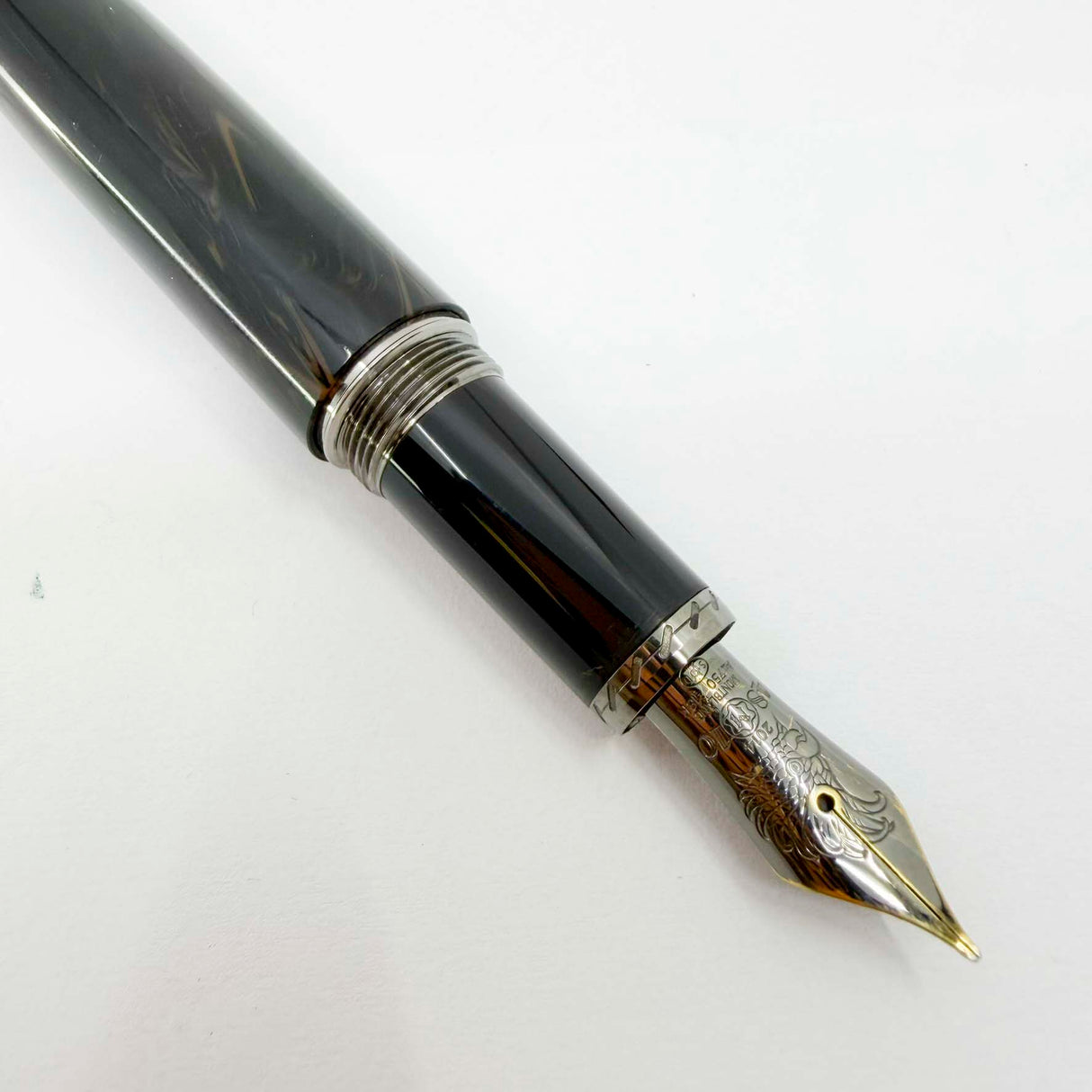 Montblanc Daniel Defoe Writer Series Limited Edition Fountain Pen   -  Fine 18kt Gold Nib