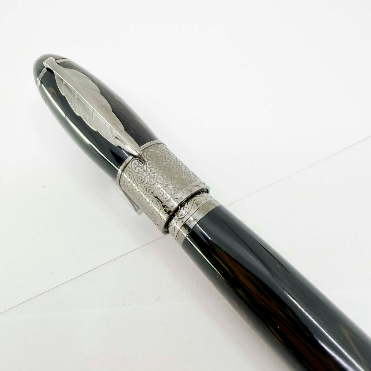 Montblanc Daniel Defoe Writer Series Limited Edition Fountain Pen   -  Fine 18kt Gold Nib